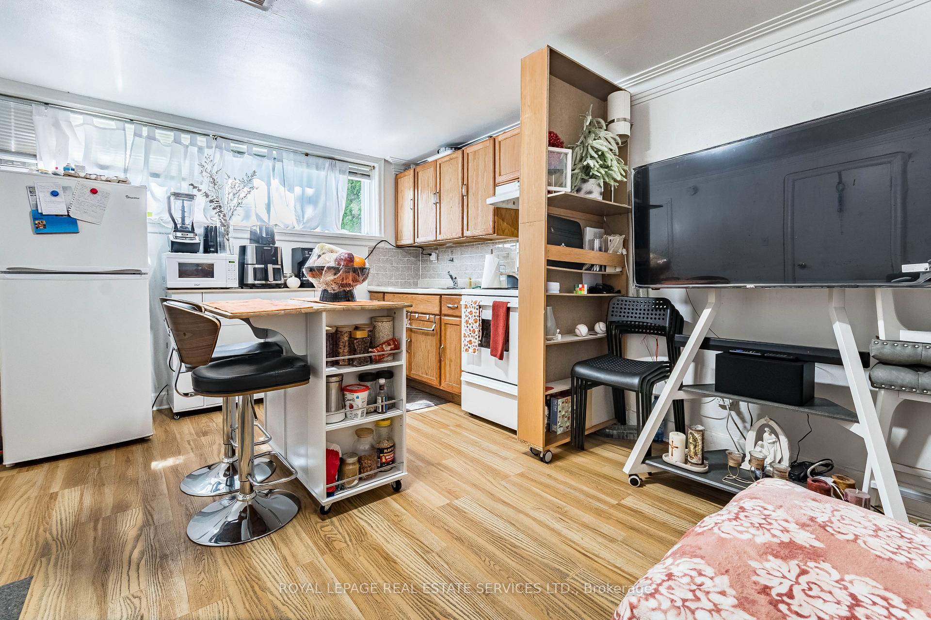 Photo 26 of 40 Dominion Road, Etobicoke, Long Branch — HOMEH