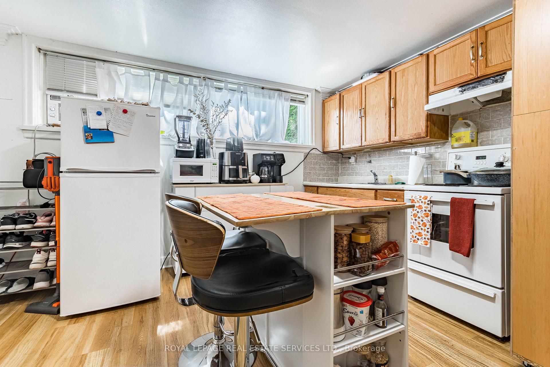 Photo 28 of 40 Dominion Road, Etobicoke, Long Branch — HOMEH