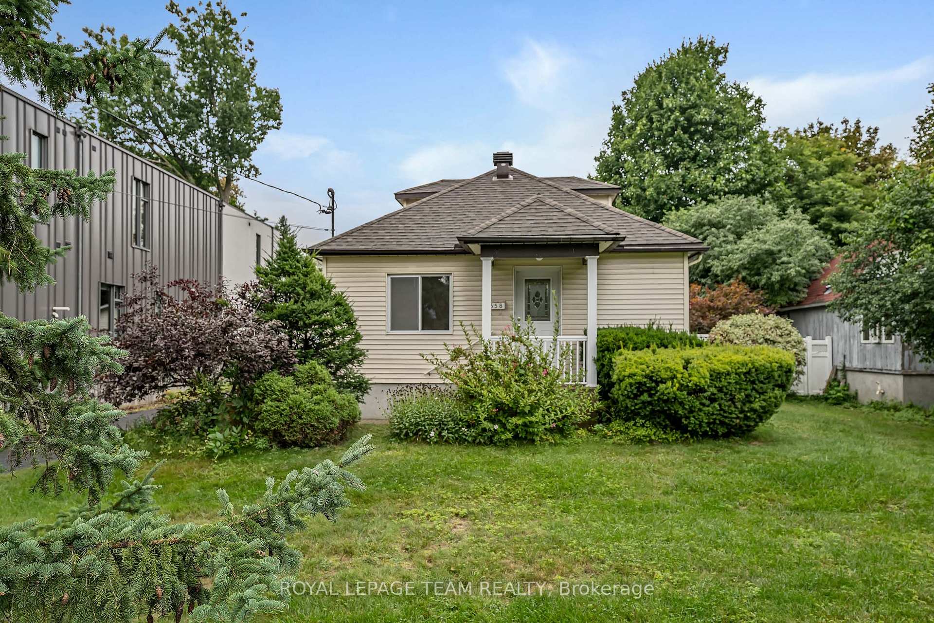 Photo of 658 Tweedsmuir Avenue
