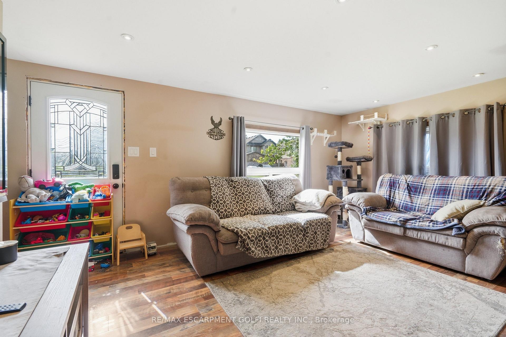Photo 3 of 240 Pelham Road, St. Catharines, Western Hill — HOMEH