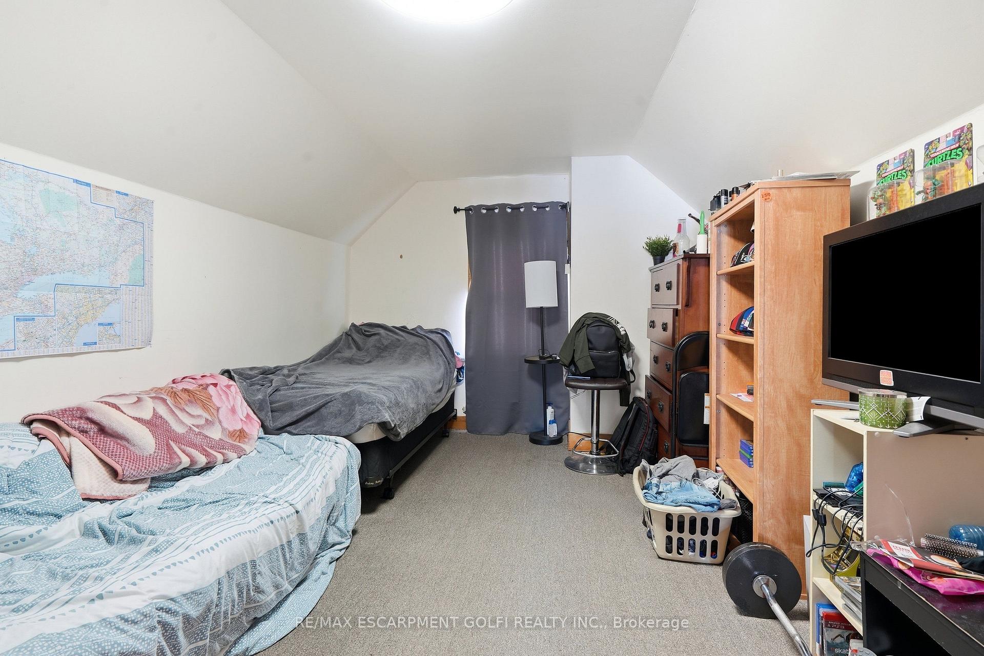 Photo 9 of 240 Pelham Road, St. Catharines, Western Hill — HOMEH