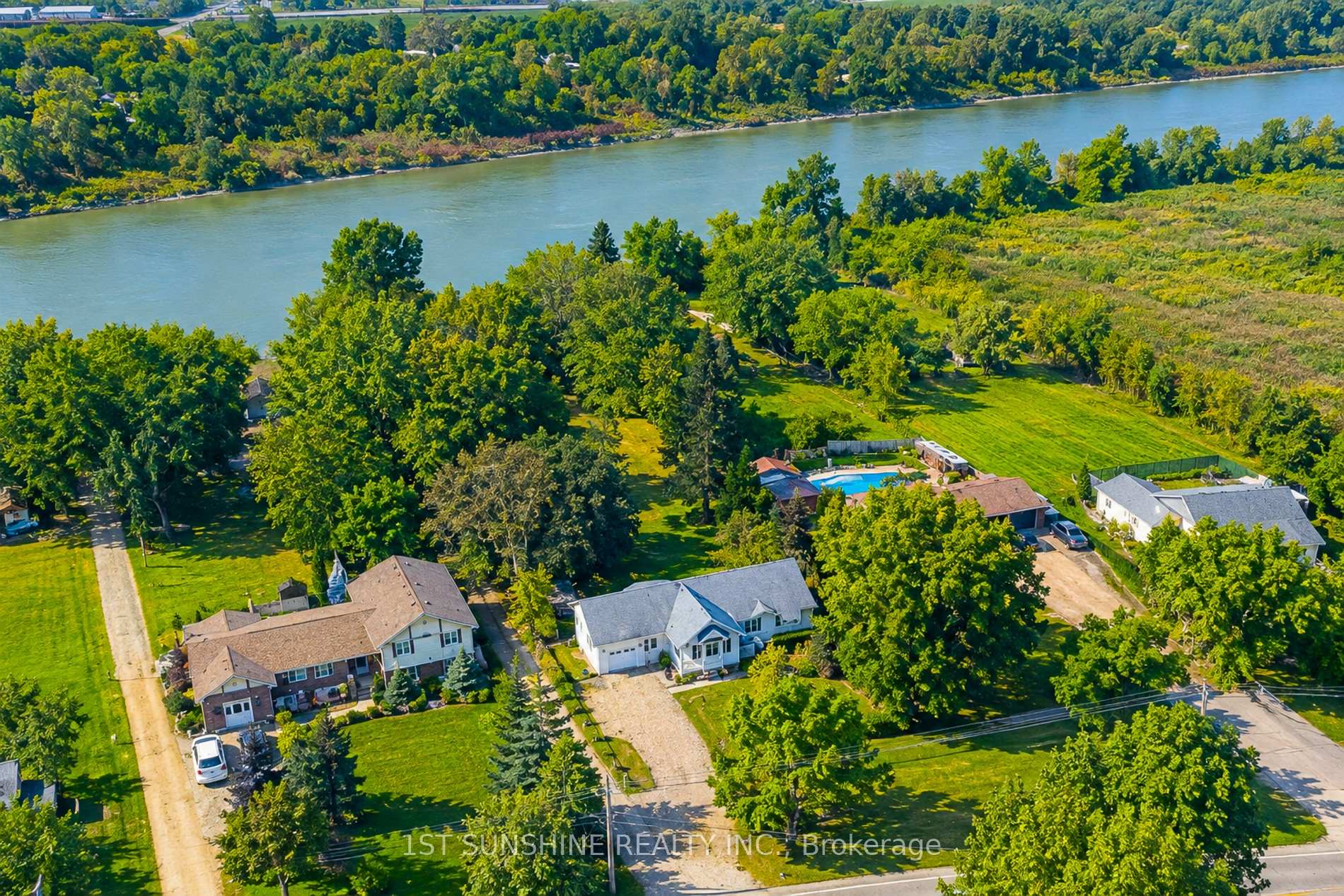 Photo 2 of 306 Riverside Drive, Welland, Broadway — HOMEH