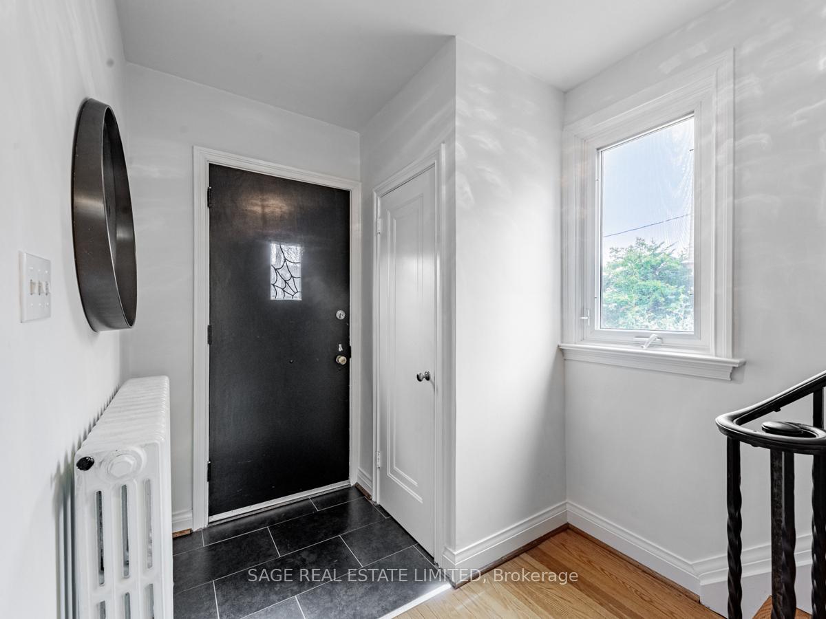 Photo 2 of 28 Barbara Crescent, Toronto, East York — HOMEH