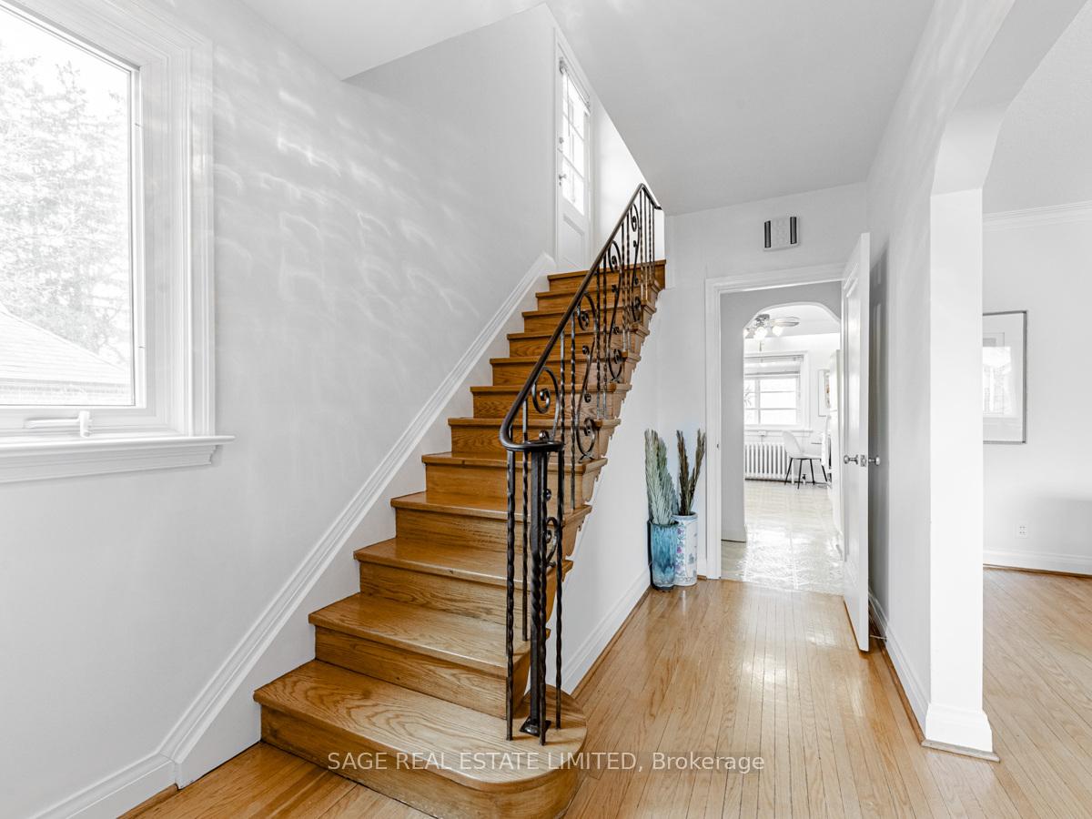 Photo 3 of 28 Barbara Crescent, Toronto, East York — HOMEH