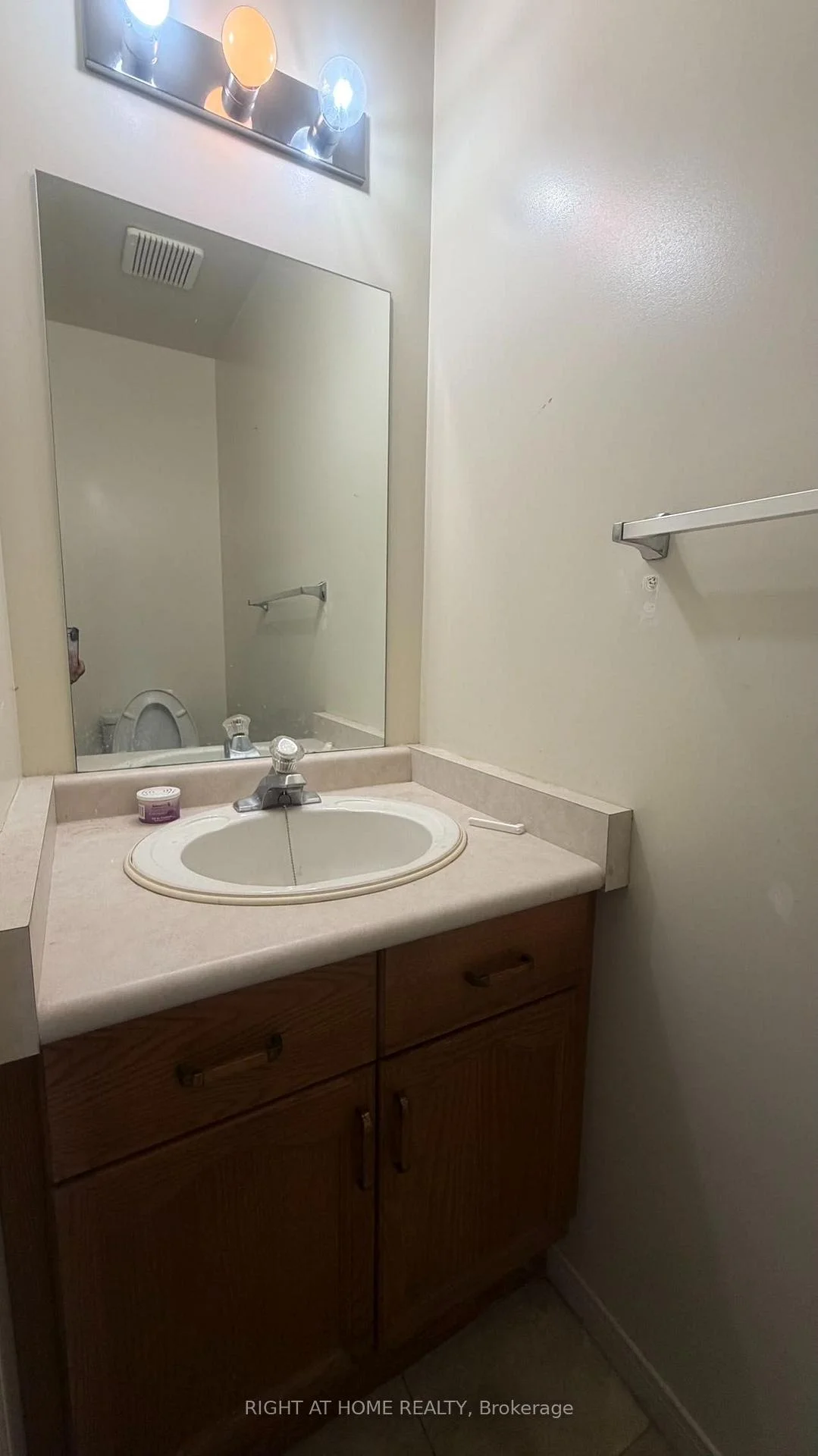 Photo 14 of 271 Fleming Drive, London, East D — HOMEH