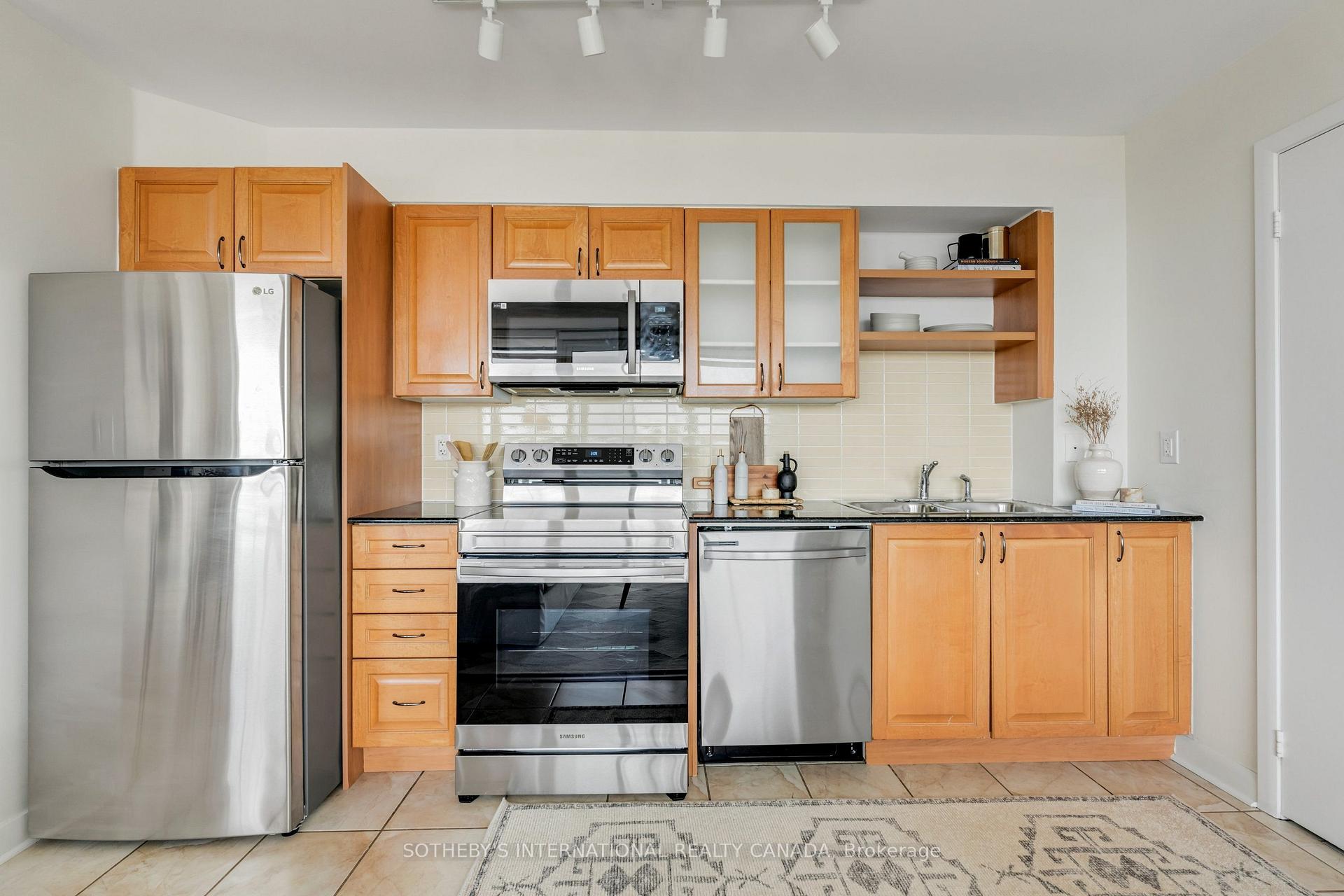Photo 5 of Unit 1015, 600 Fleet Street, Toronto, Niagara — HOMEH