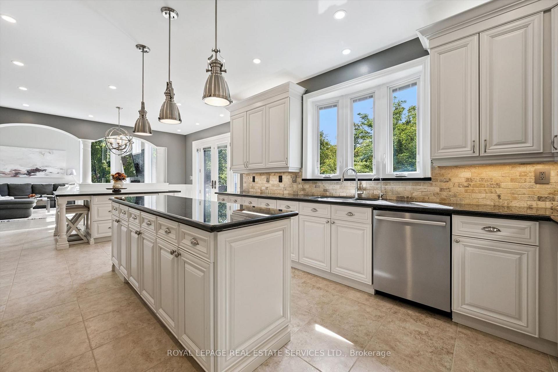 Photo 8 of 1036 Valley Crest Circle, Oakville, River Oaks — HOMEH