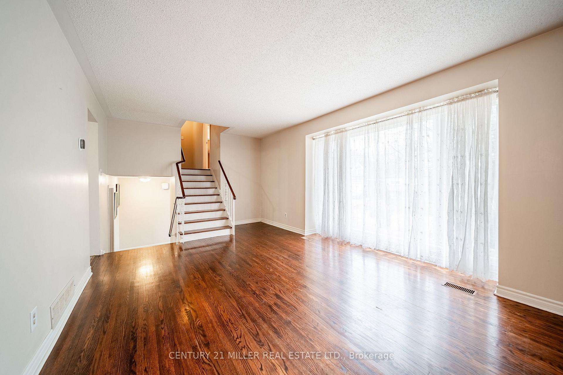 Photo 4 of 557 Trafford Crescent, Oakville, West — HOMEH