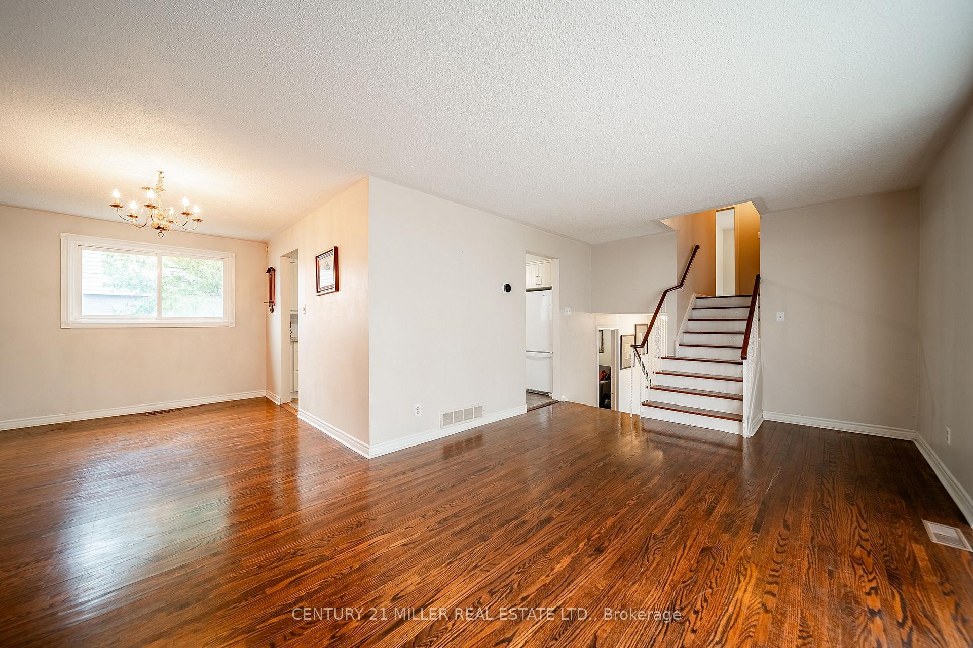 Photo 5 of 557 Trafford Crescent, Oakville, West — HOMEH