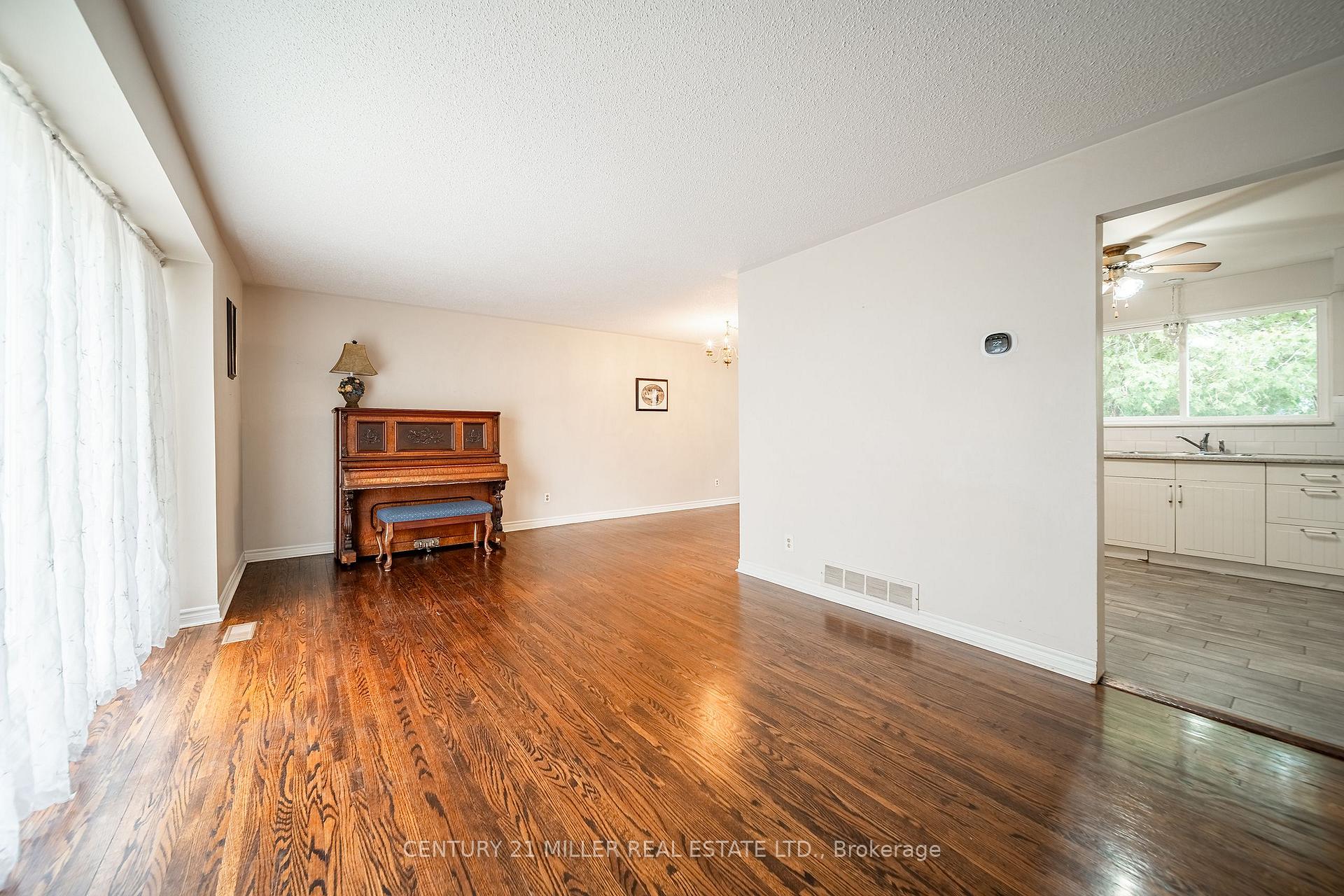 Photo 6 of 557 Trafford Crescent, Oakville, West — HOMEH