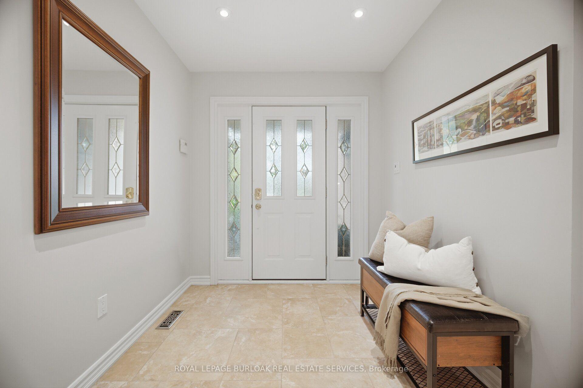 Photo 3 of 2796 Teak Crescent, Oakville, Clearview — HOMEH