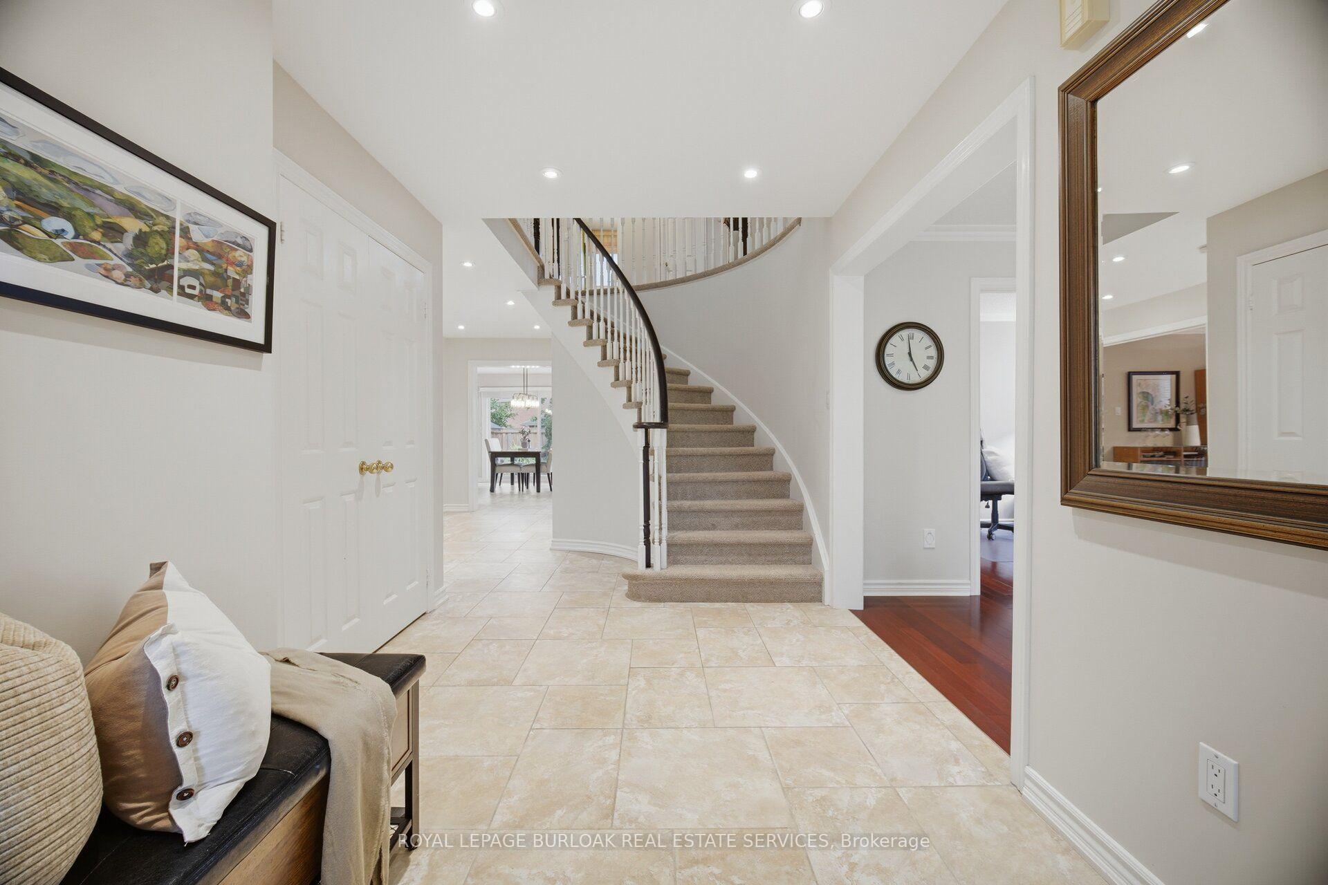 Photo 4 of 2796 Teak Crescent, Oakville, Clearview — HOMEH