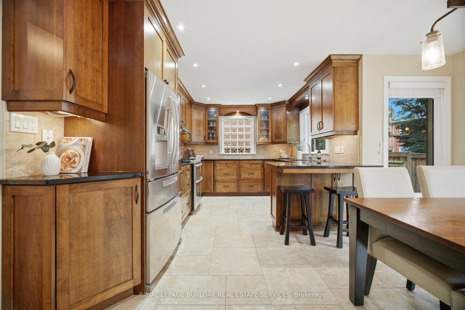 Photo 13 of 2796 Teak Crescent, Oakville, Clearview — HOMEH