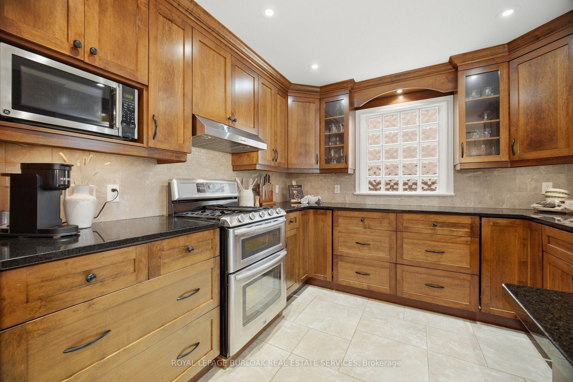 Photo 15 of 2796 Teak Crescent, Oakville, Clearview — HOMEH