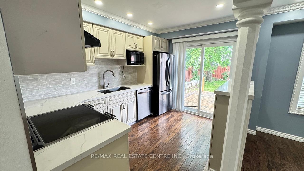 Photo 11 of 16 Nectarine Crescent, Brampton, Westgate — HOMEH
