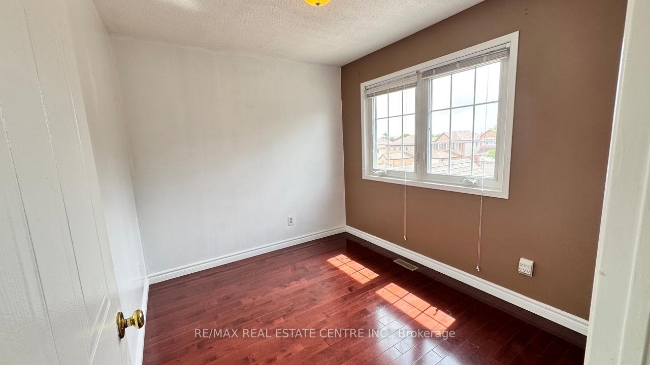 Photo 17 of 16 Nectarine Crescent, Brampton, Westgate — HOMEH