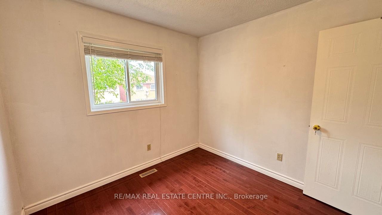 Photo 22 of 16 Nectarine Crescent, Brampton, Westgate — HOMEH