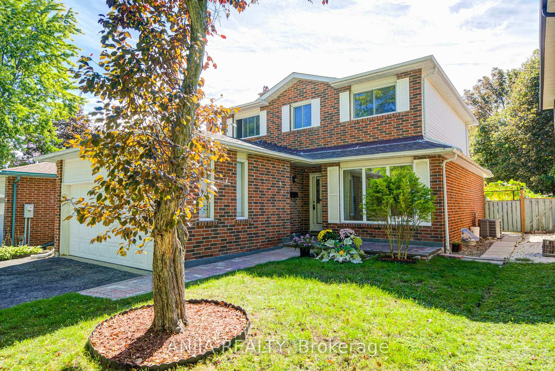 Photo 3 of 77 Royal Palm Drive, Brampton, Heart Lake East — HOMEH