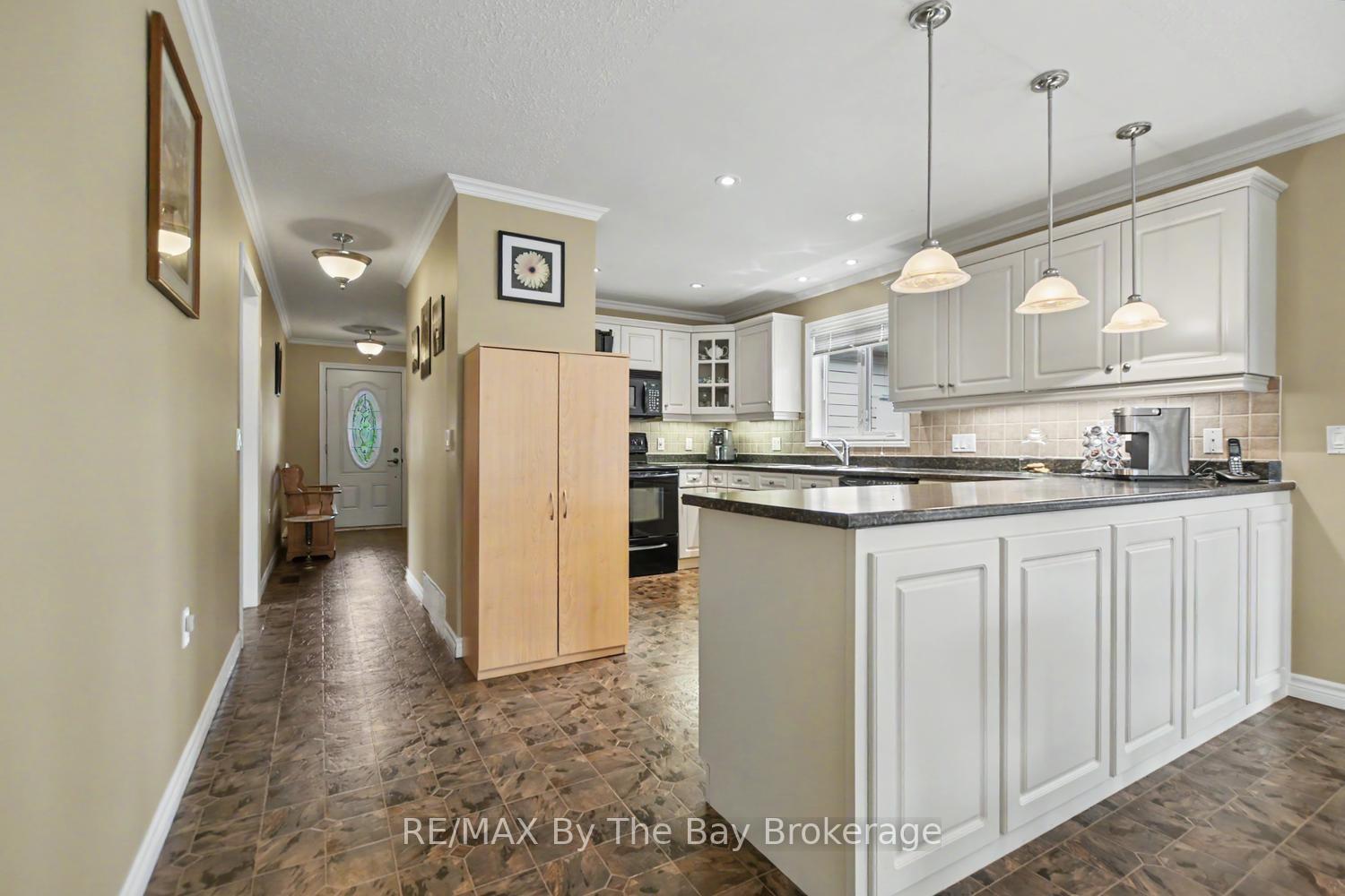 Photo 7 of 19 Kentucky Avenue, Wasaga Beach — HOMEH