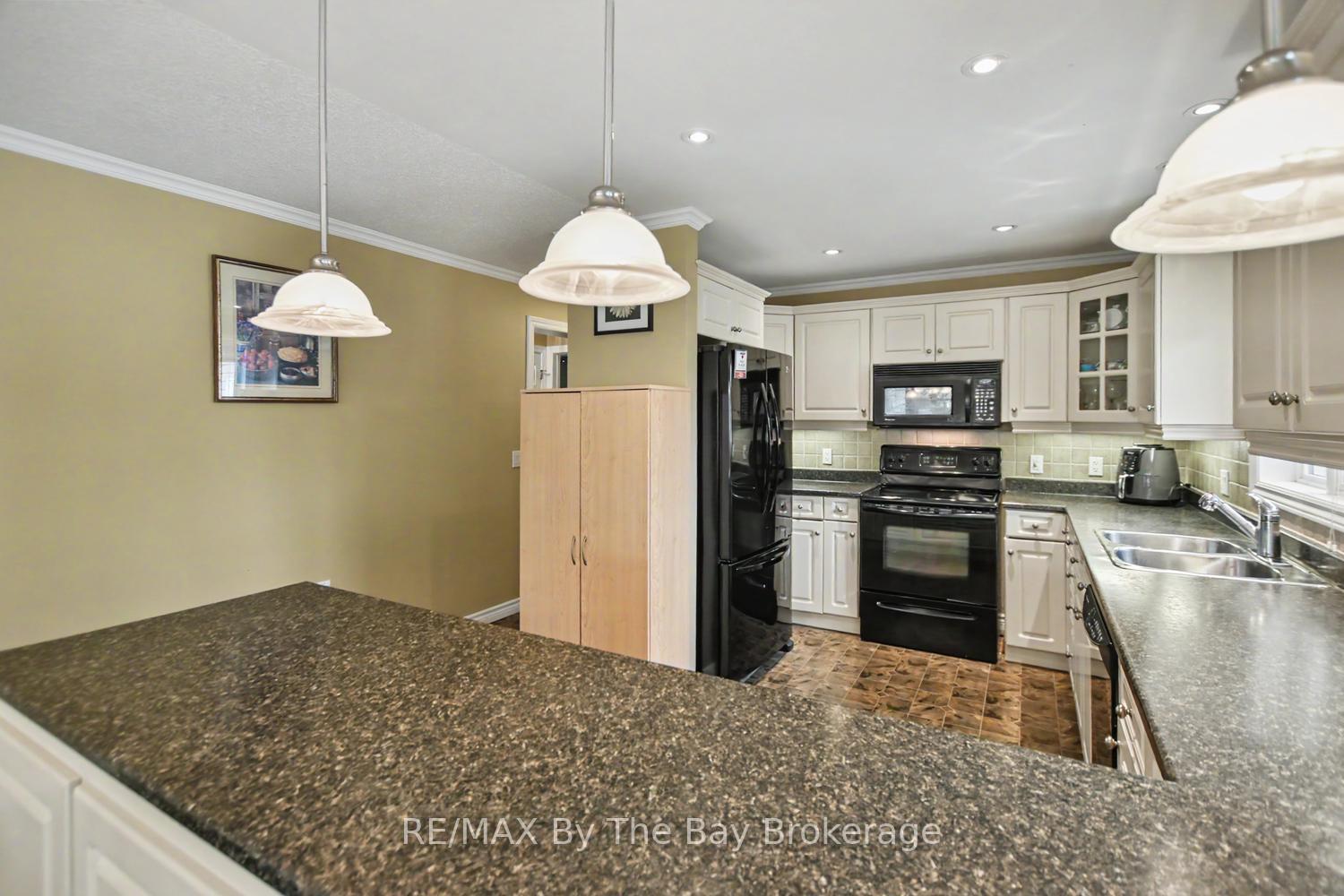 Photo 8 of 19 Kentucky Avenue, Wasaga Beach — HOMEH