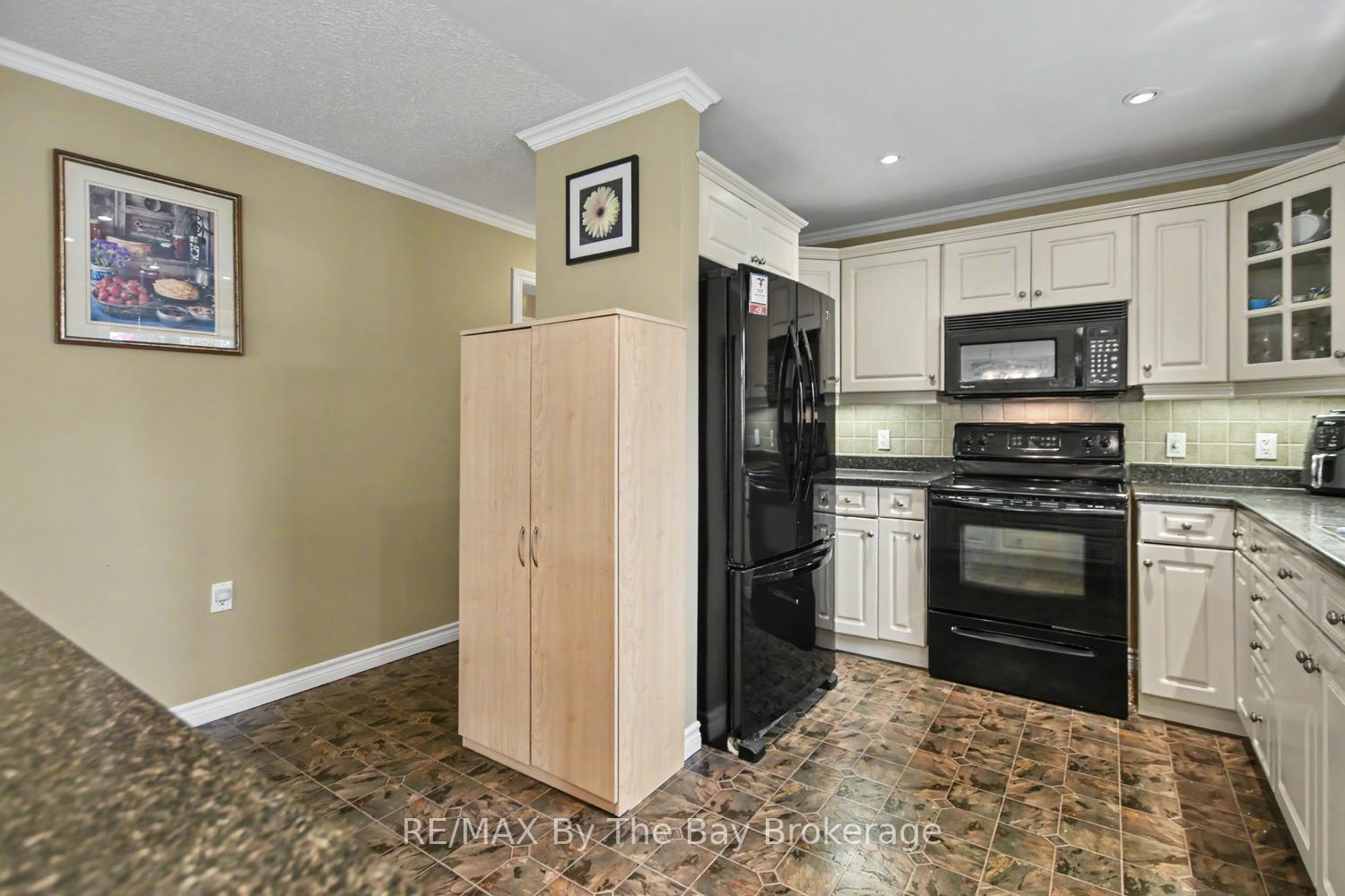 Photo 9 of 19 Kentucky Avenue, Wasaga Beach — HOMEH