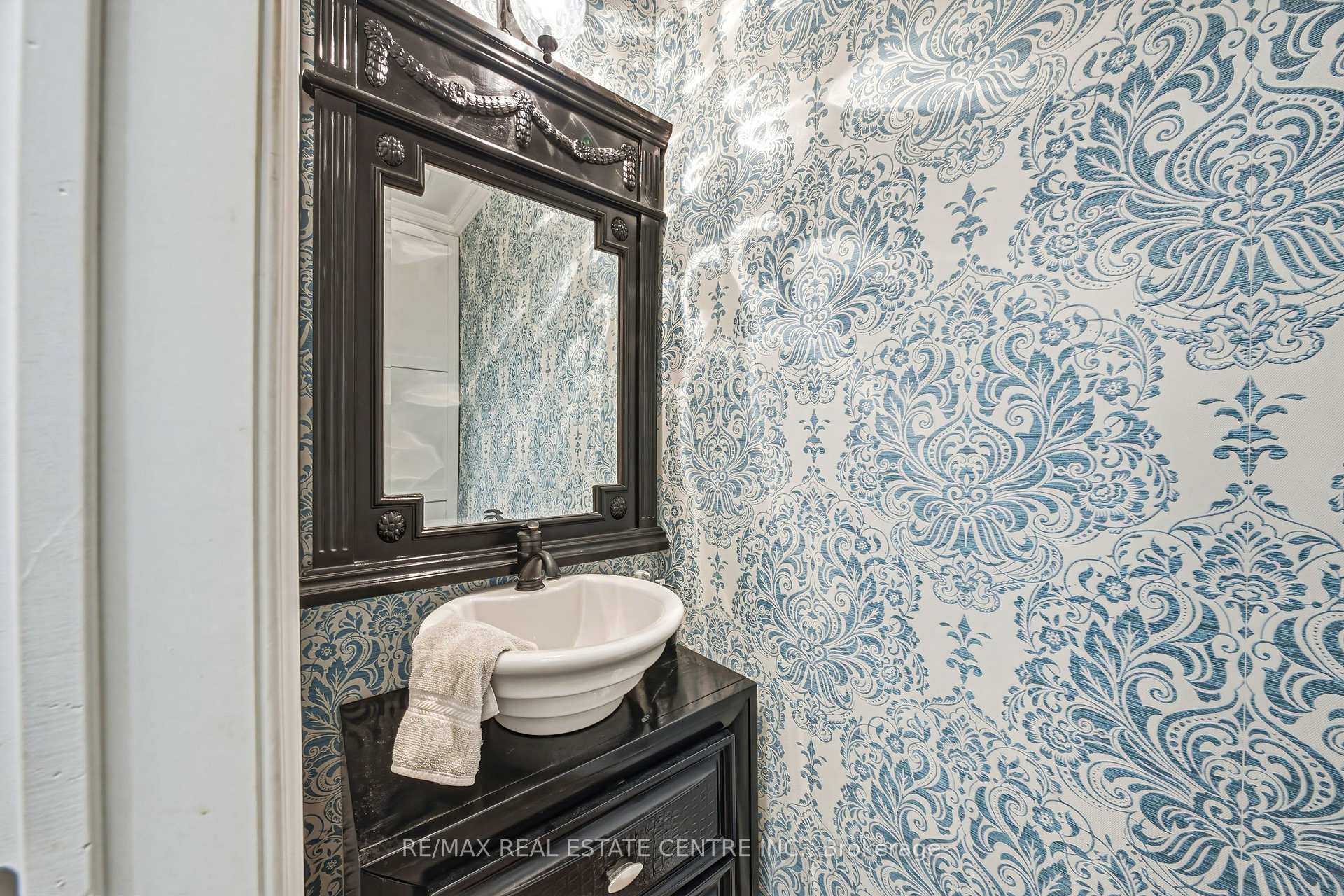 Photo 16 of 37 Lambert Crescent, Brantford, Empire — HOMEH