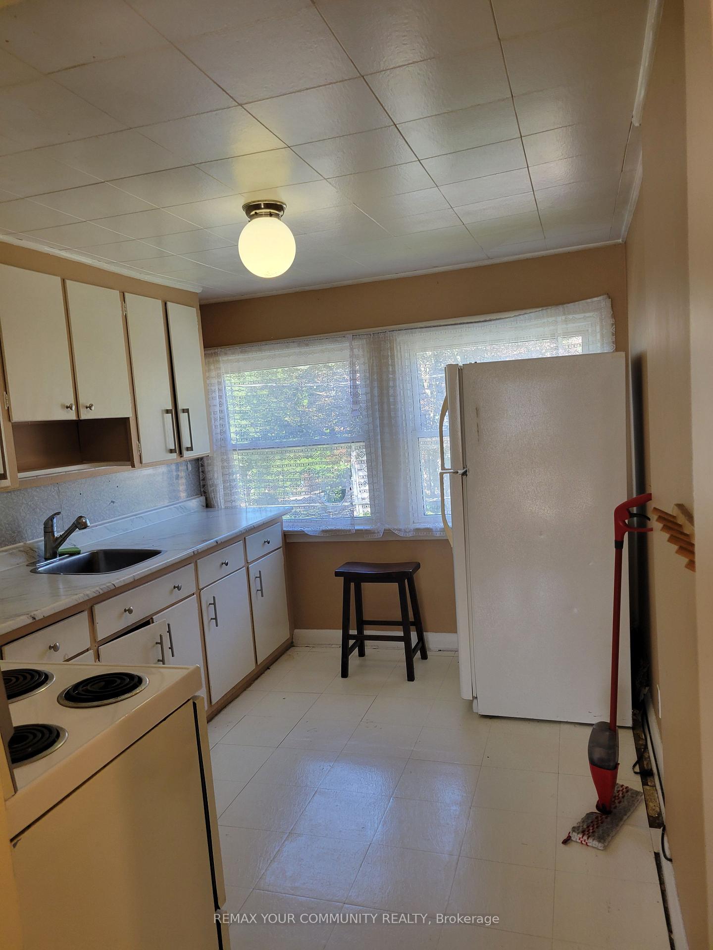 Photo 5 of 145 Varsity Road, Toronto, Lambton Baby Point — HOMEH