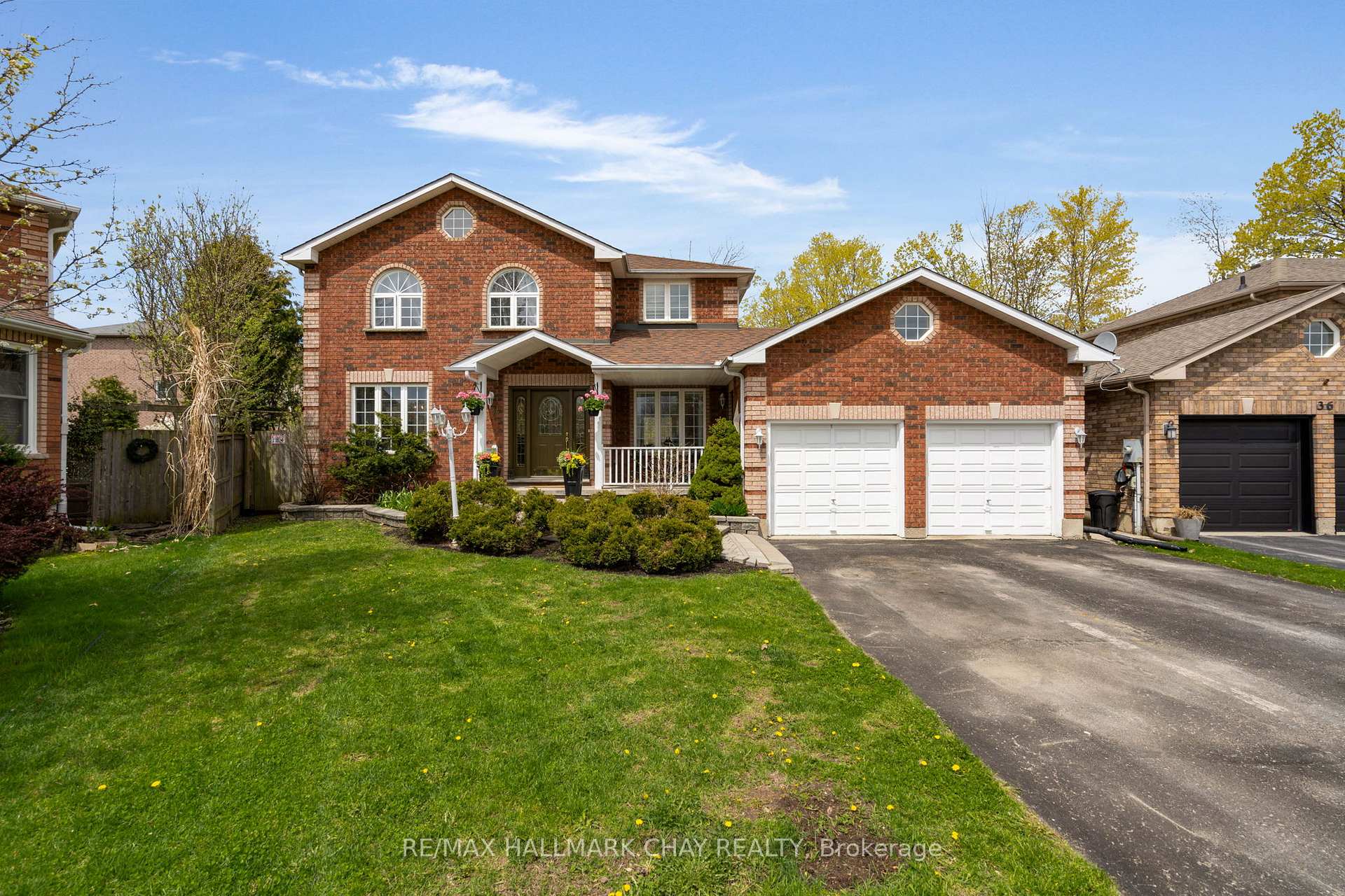 Photo 2 of 34 Crompton Drive, Barrie, Little Lake — HOMEH