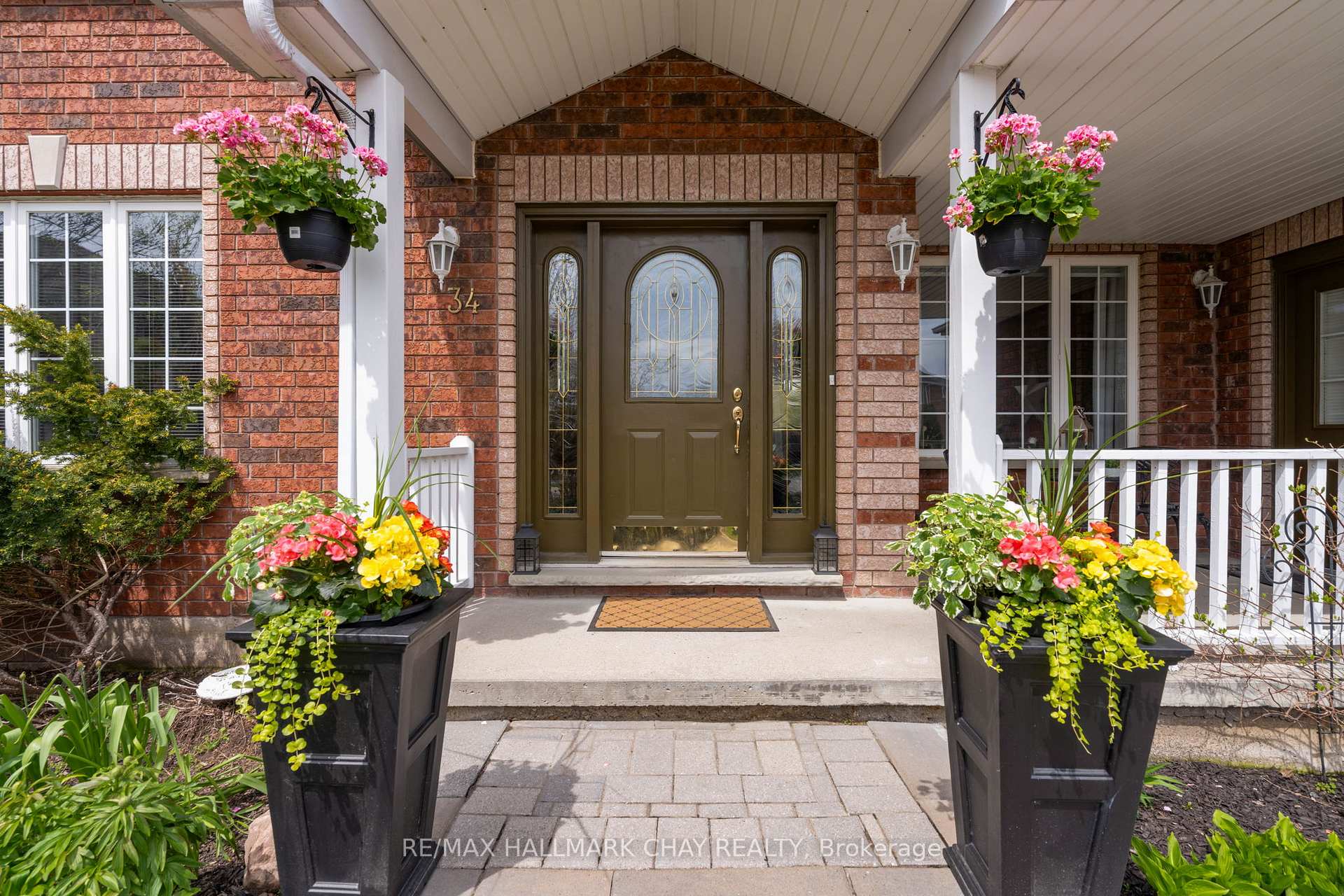 Photo 3 of 34 Crompton Drive, Barrie, Little Lake — HOMEH