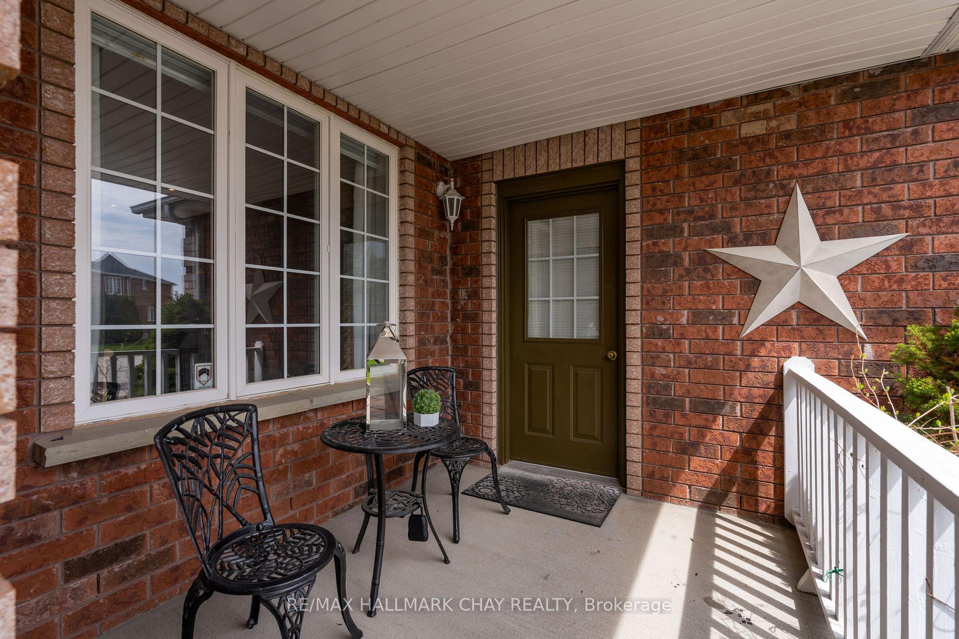 Photo 4 of 34 Crompton Drive, Barrie, Little Lake — HOMEH
