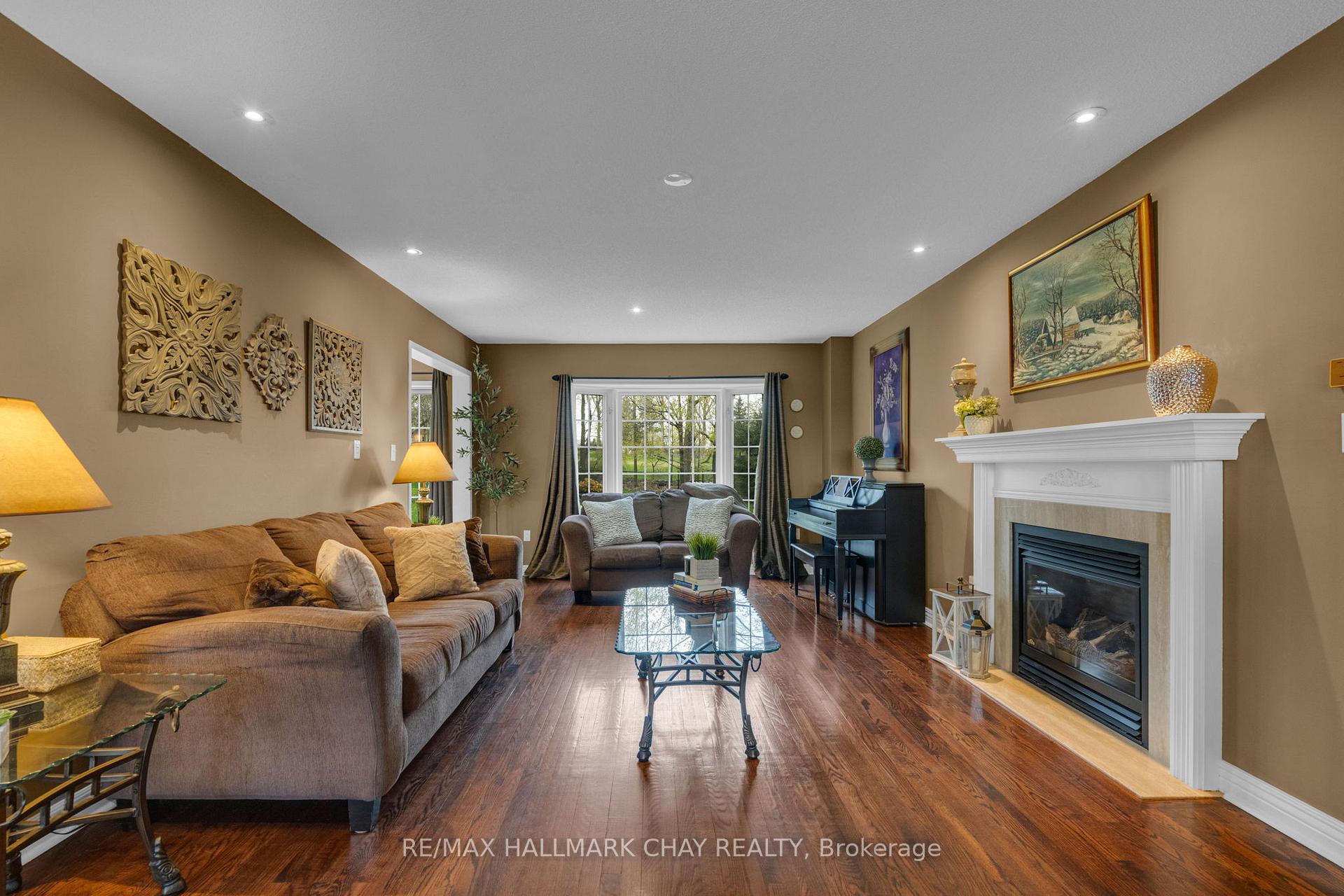 Photo 5 of 34 Crompton Drive, Barrie, Little Lake — HOMEH