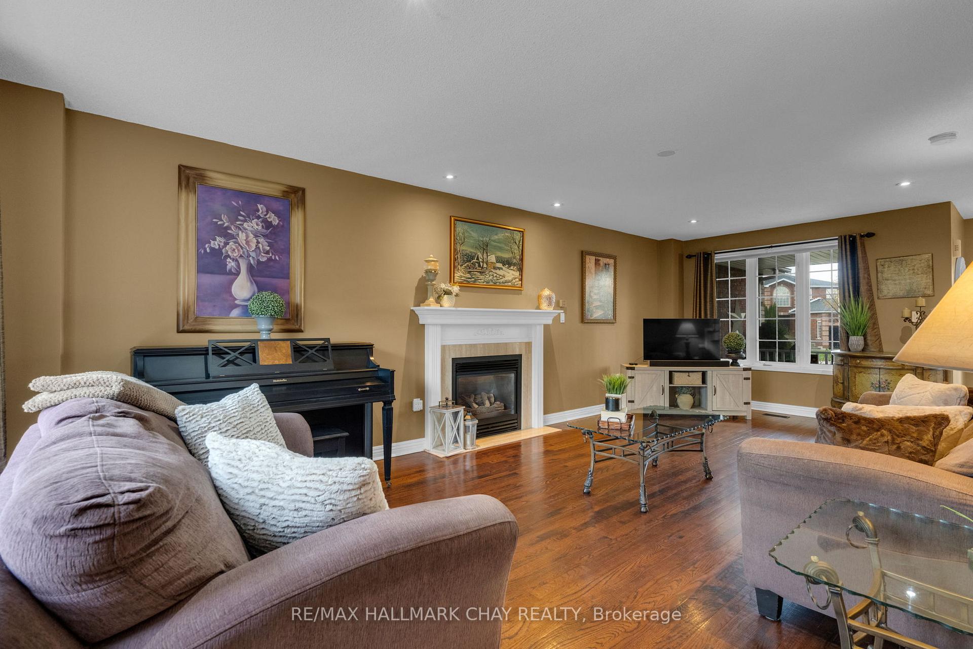 Photo 6 of 34 Crompton Drive, Barrie, Little Lake — HOMEH