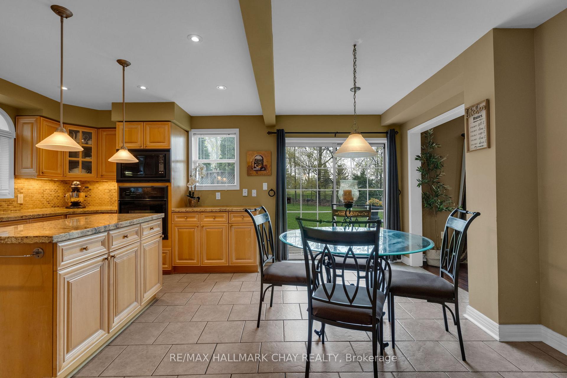 Photo 7 of 34 Crompton Drive, Barrie, Little Lake — HOMEH