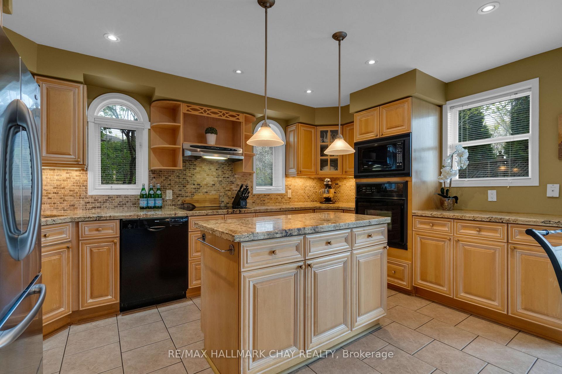 Photo 8 of 34 Crompton Drive, Barrie, Little Lake — HOMEH
