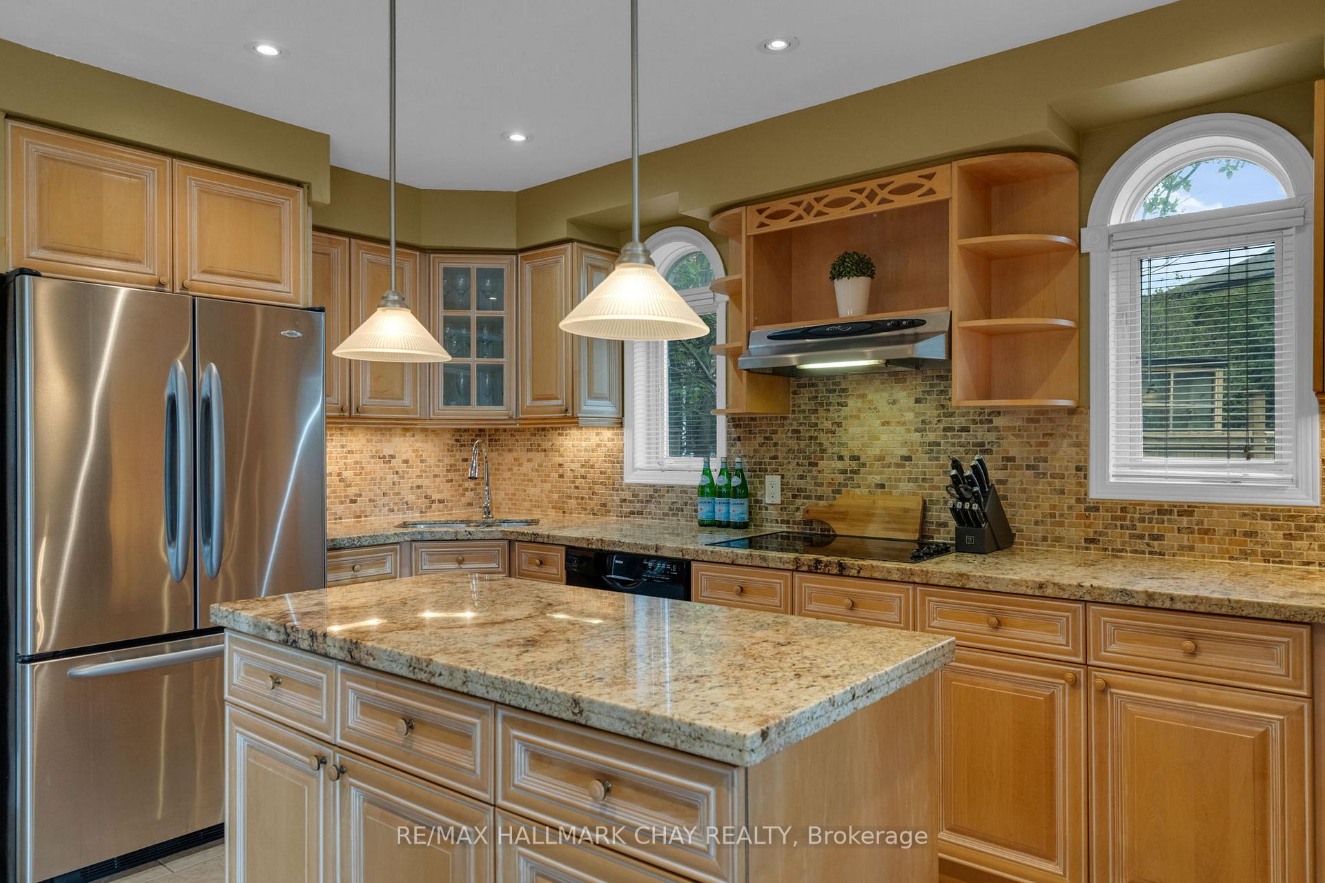 Photo 9 of 34 Crompton Drive, Barrie, Little Lake — HOMEH