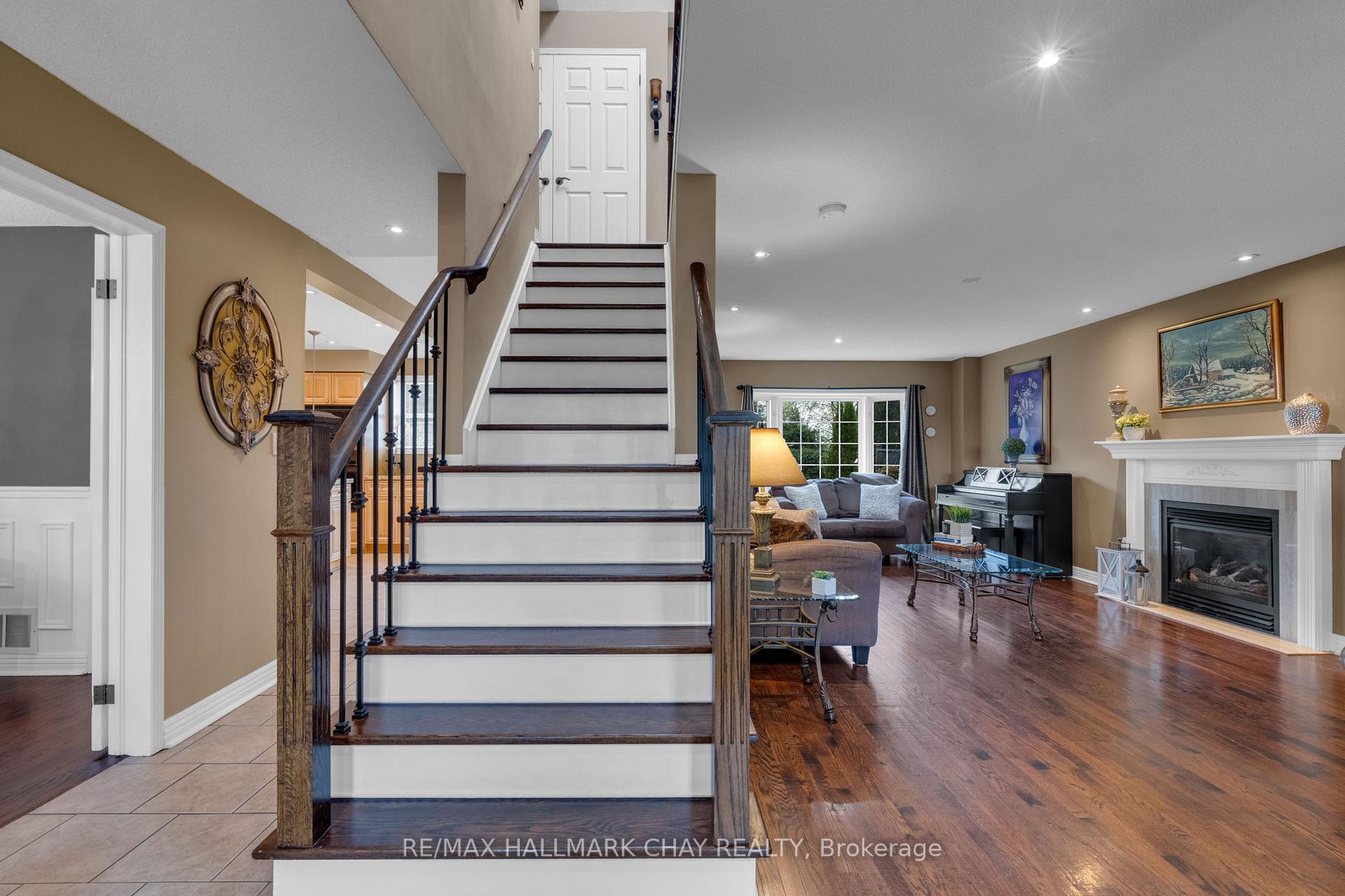 Photo 12 of 34 Crompton Drive, Barrie, Little Lake — HOMEH