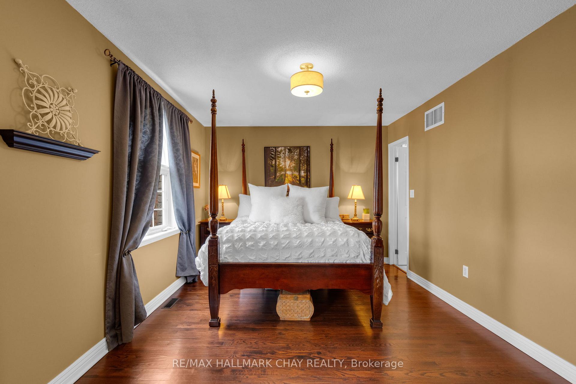 Photo 13 of 34 Crompton Drive, Barrie, Little Lake — HOMEH