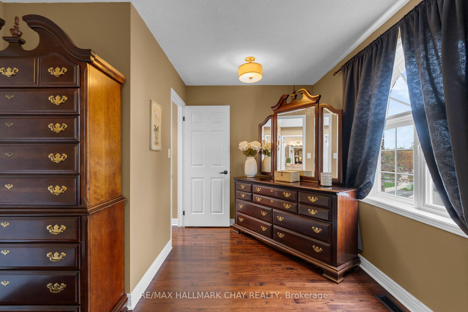 Photo 14 of 34 Crompton Drive, Barrie, Little Lake — HOMEH