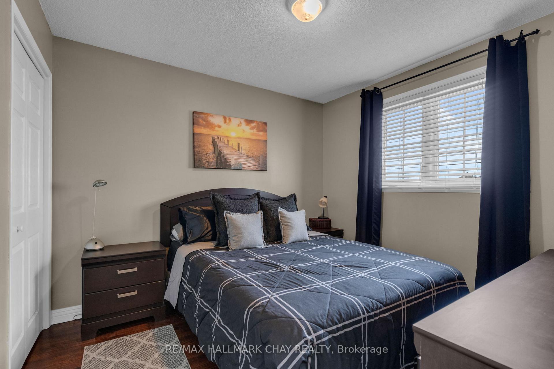 Photo 16 of 34 Crompton Drive, Barrie, Little Lake — HOMEH