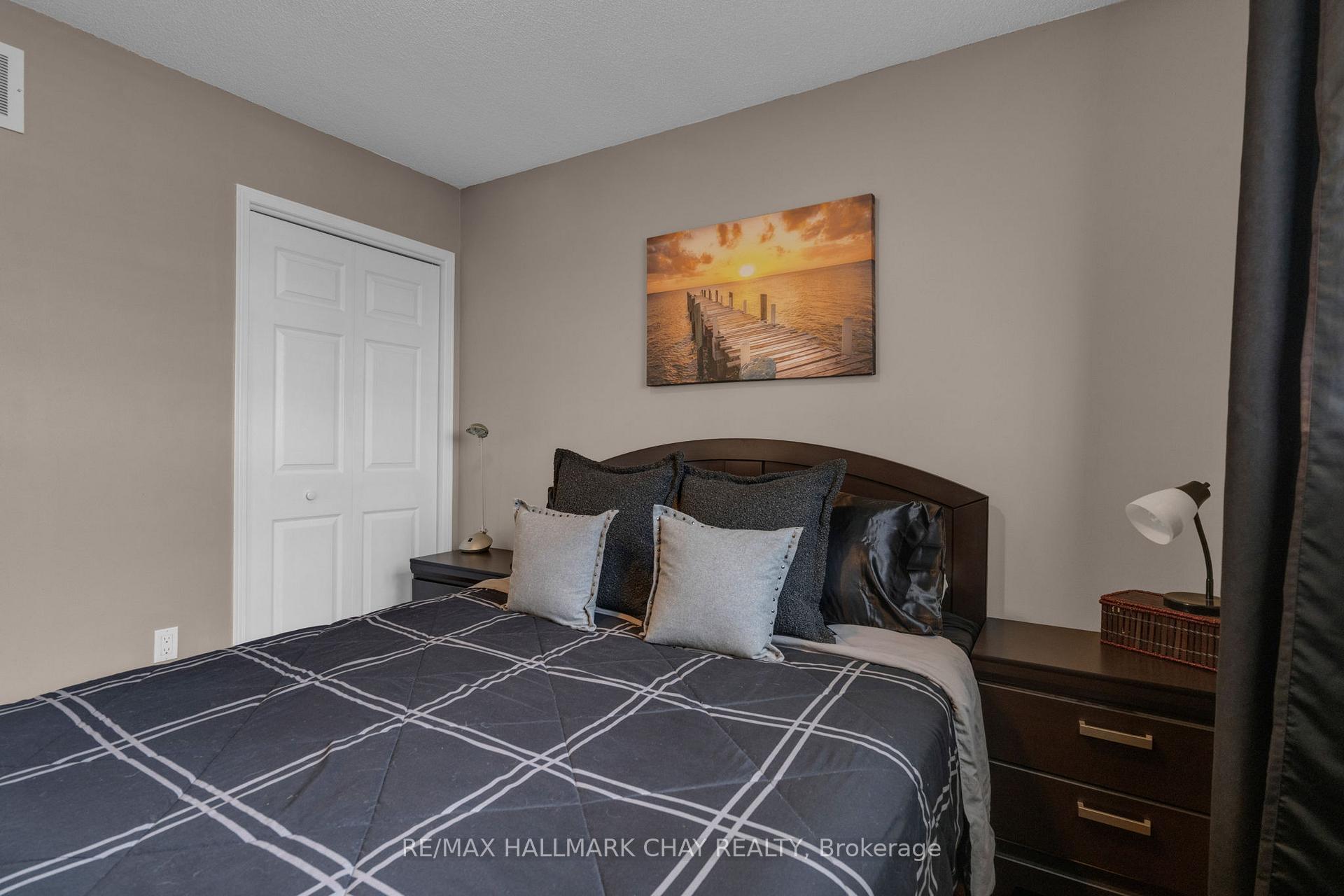 Photo 17 of 34 Crompton Drive, Barrie, Little Lake — HOMEH