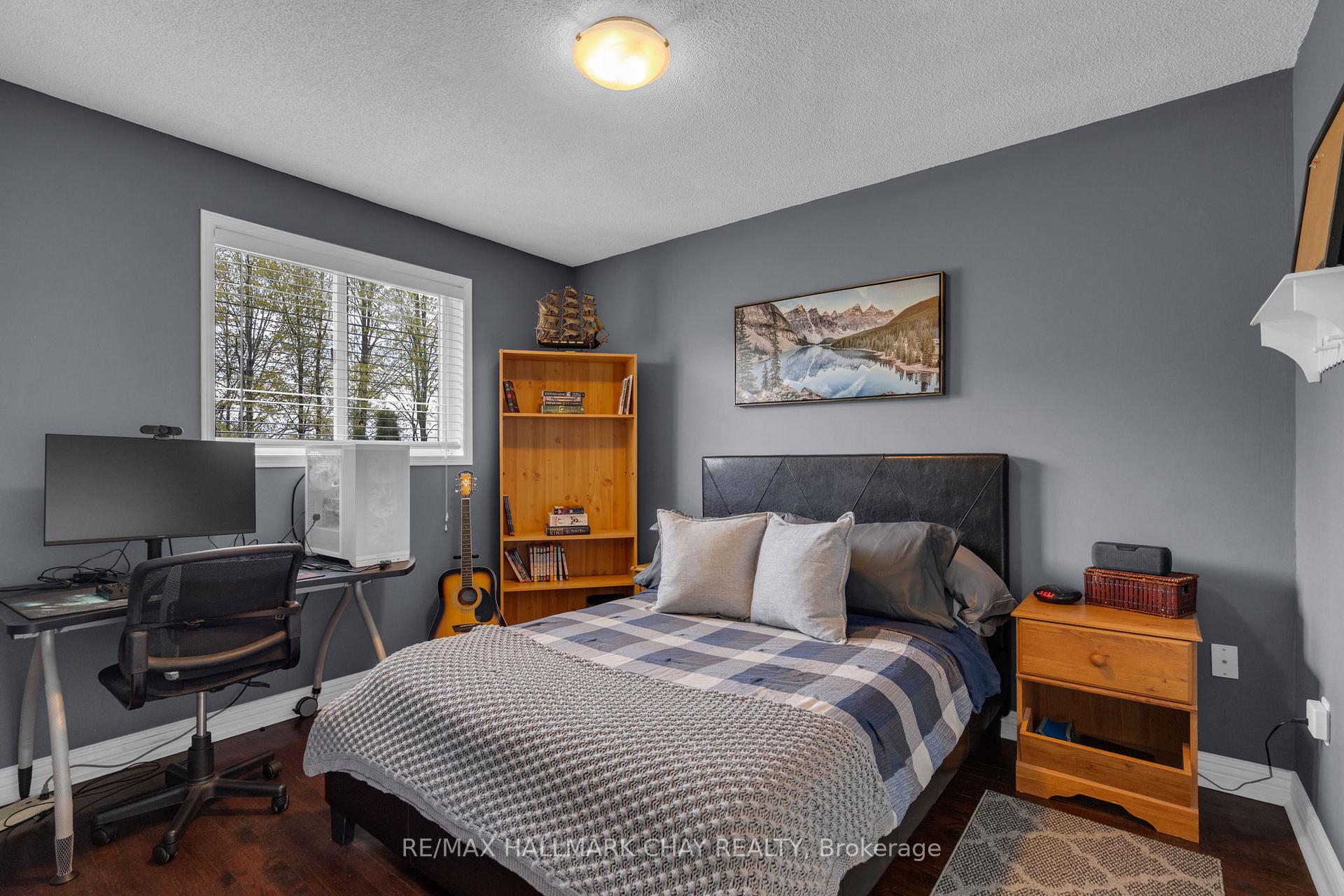 Photo 18 of 34 Crompton Drive, Barrie, Little Lake — HOMEH