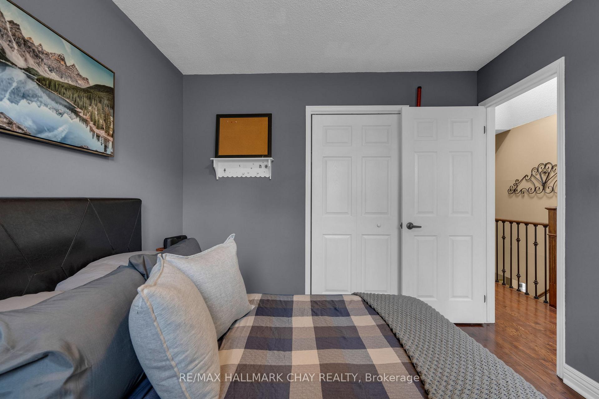 Photo 19 of 34 Crompton Drive, Barrie, Little Lake — HOMEH