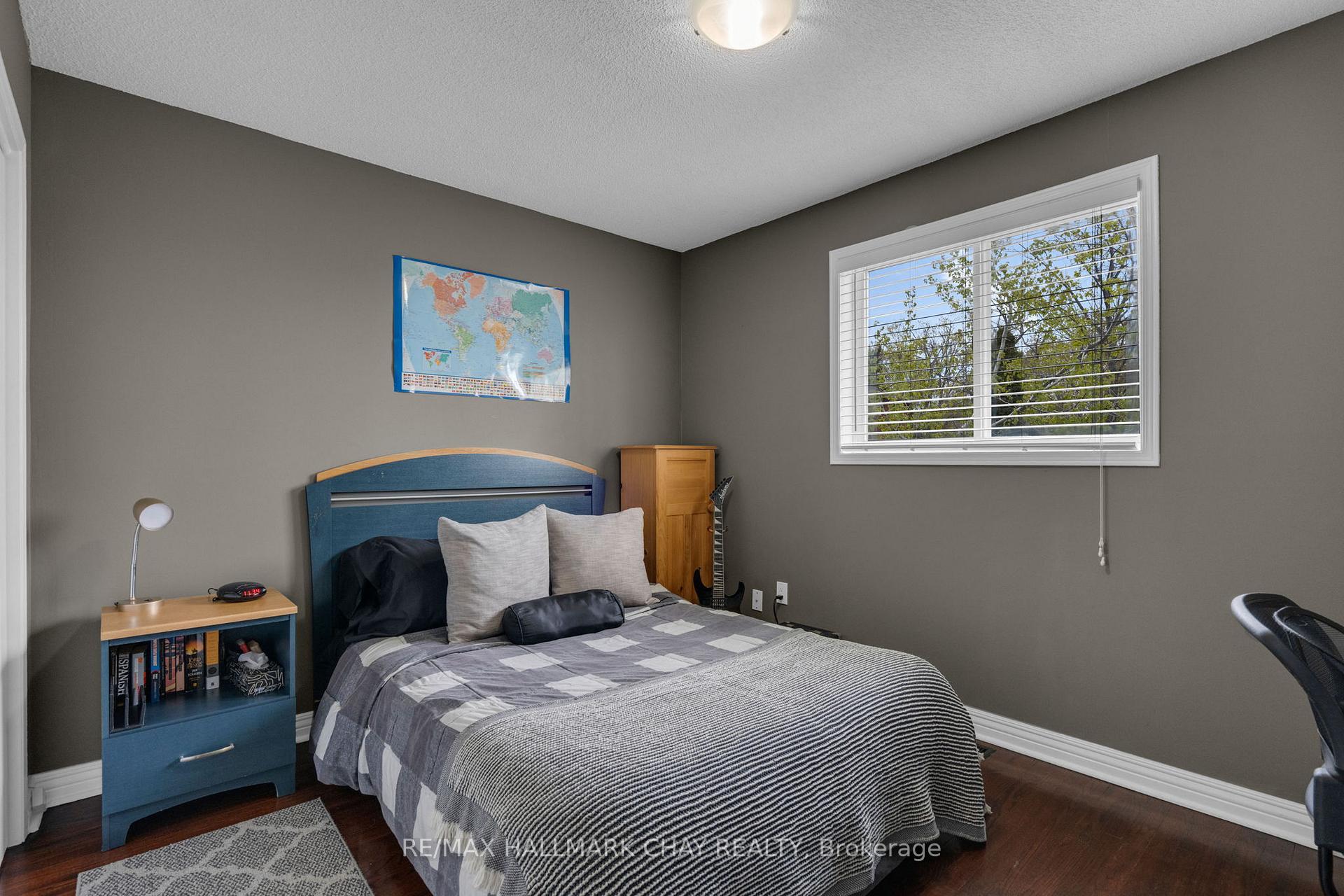 Photo 20 of 34 Crompton Drive, Barrie, Little Lake — HOMEH