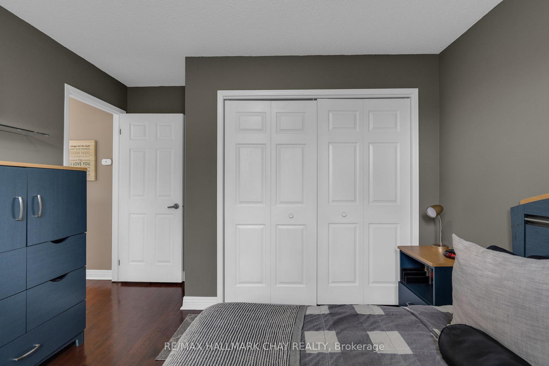 Photo 21 of 34 Crompton Drive, Barrie, Little Lake — HOMEH