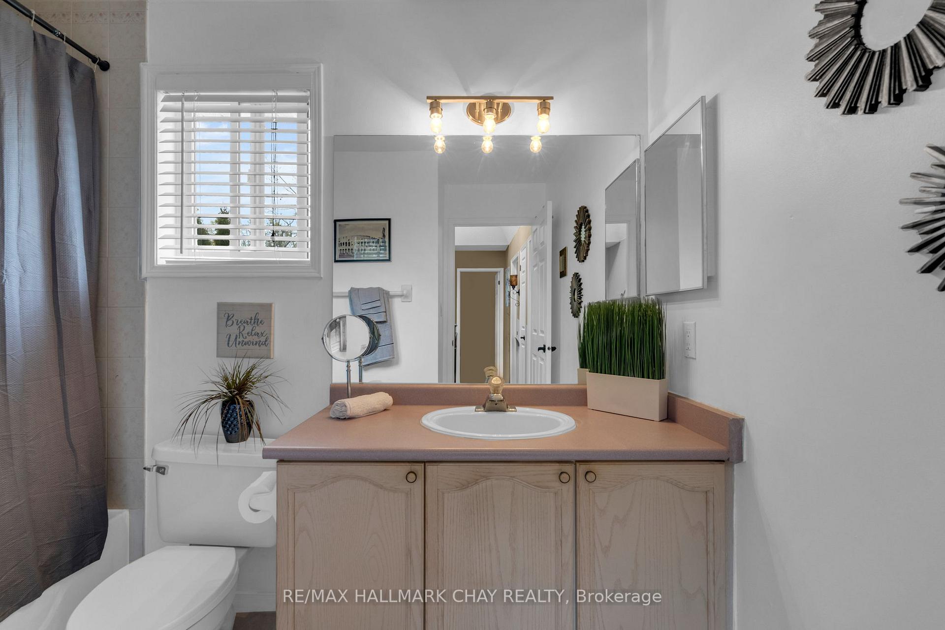 Photo 22 of 34 Crompton Drive, Barrie, Little Lake — HOMEH