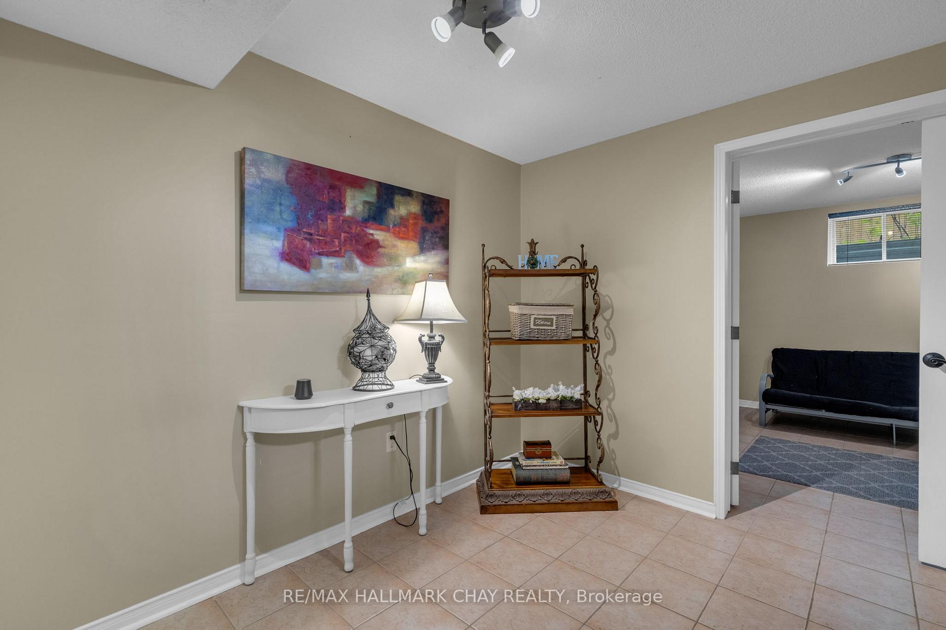 Photo 23 of 34 Crompton Drive, Barrie, Little Lake — HOMEH
