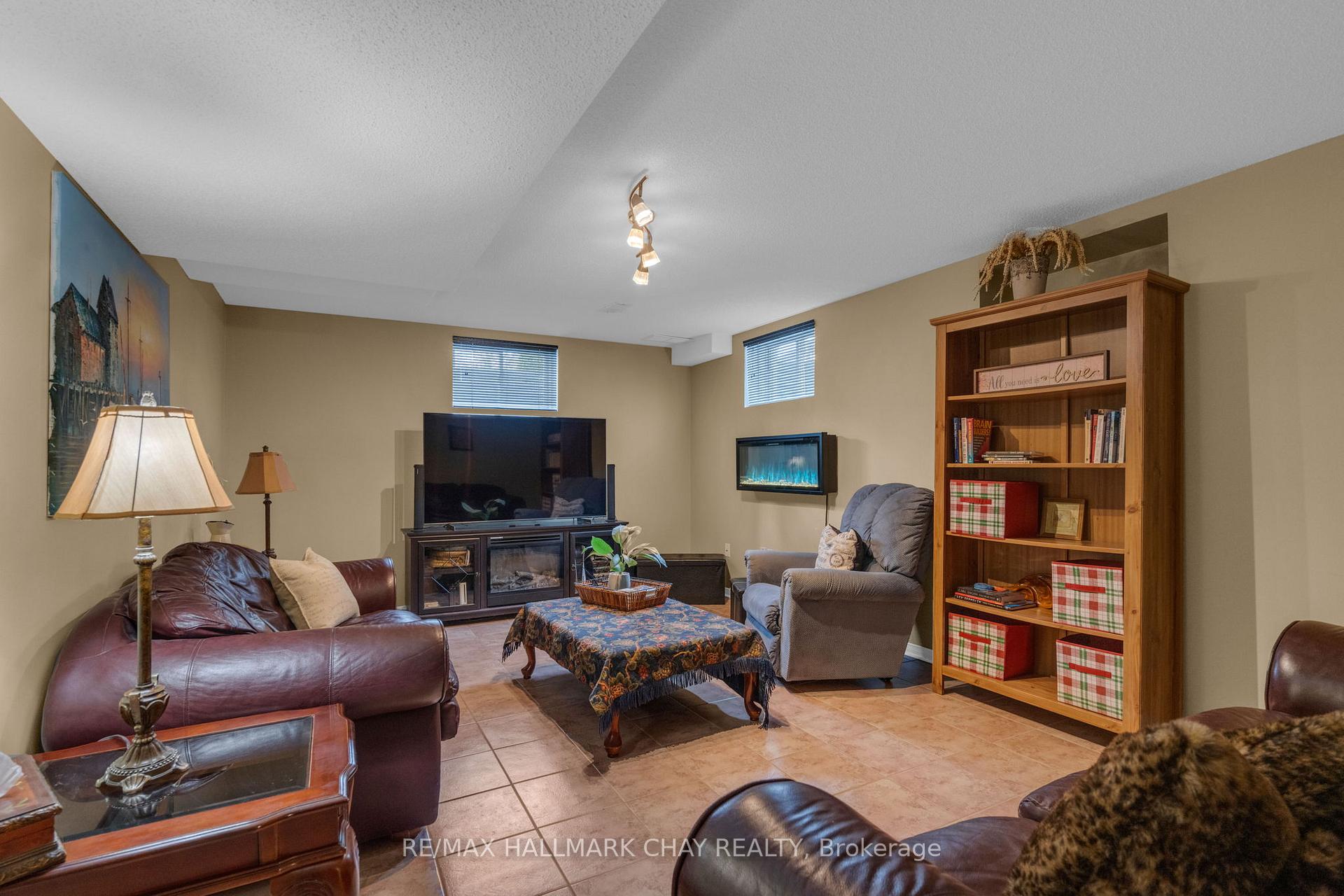 Photo 24 of 34 Crompton Drive, Barrie, Little Lake — HOMEH