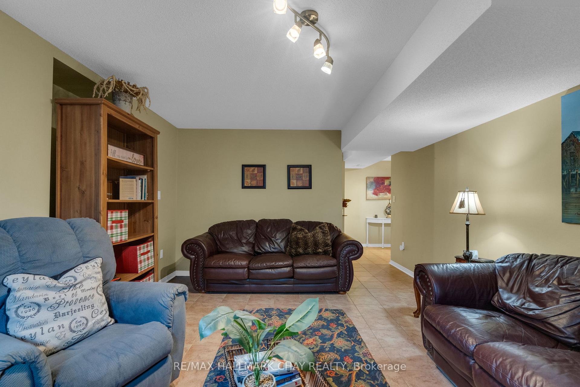 Photo 25 of 34 Crompton Drive, Barrie, Little Lake — HOMEH