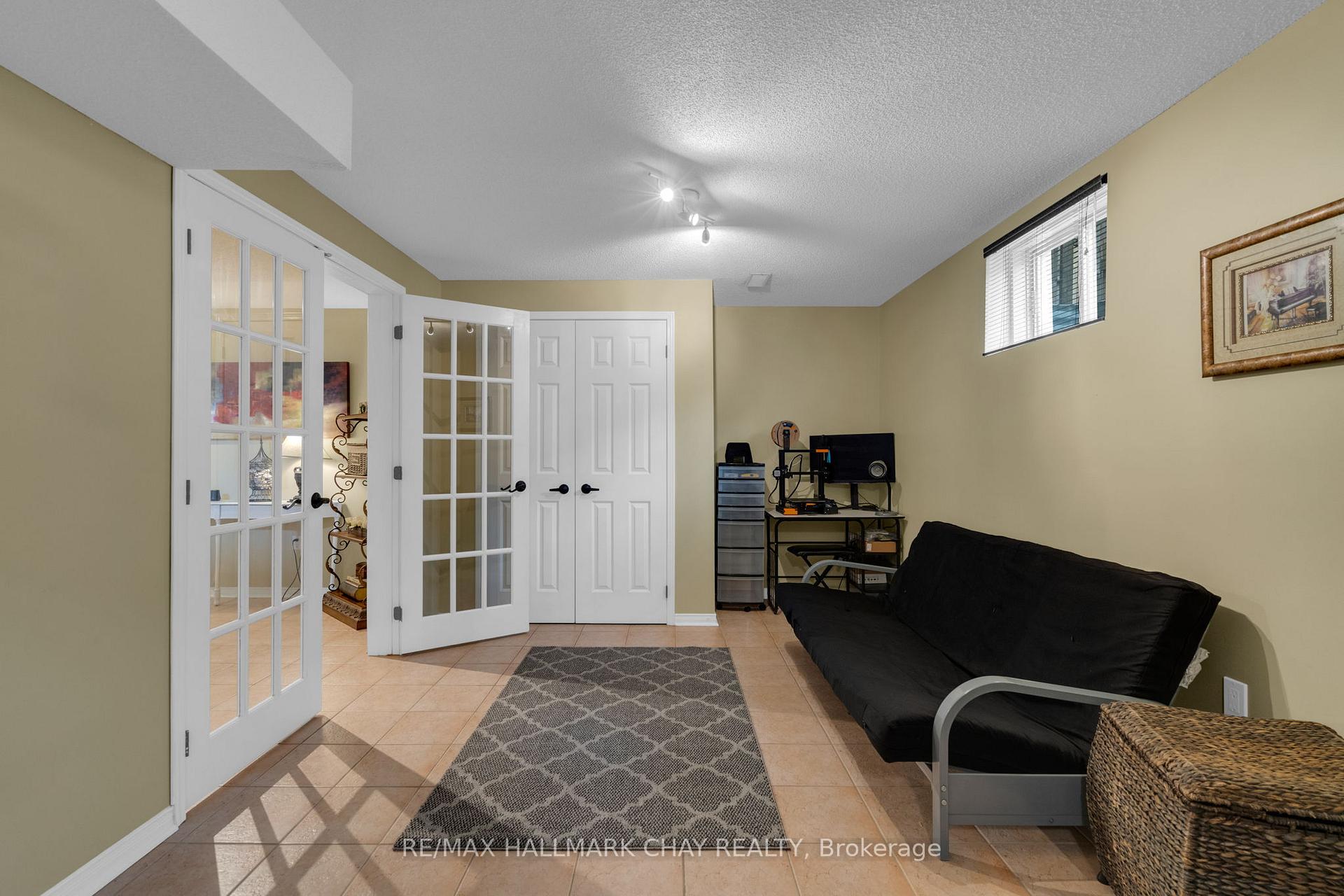 Photo 28 of 34 Crompton Drive, Barrie, Little Lake — HOMEH