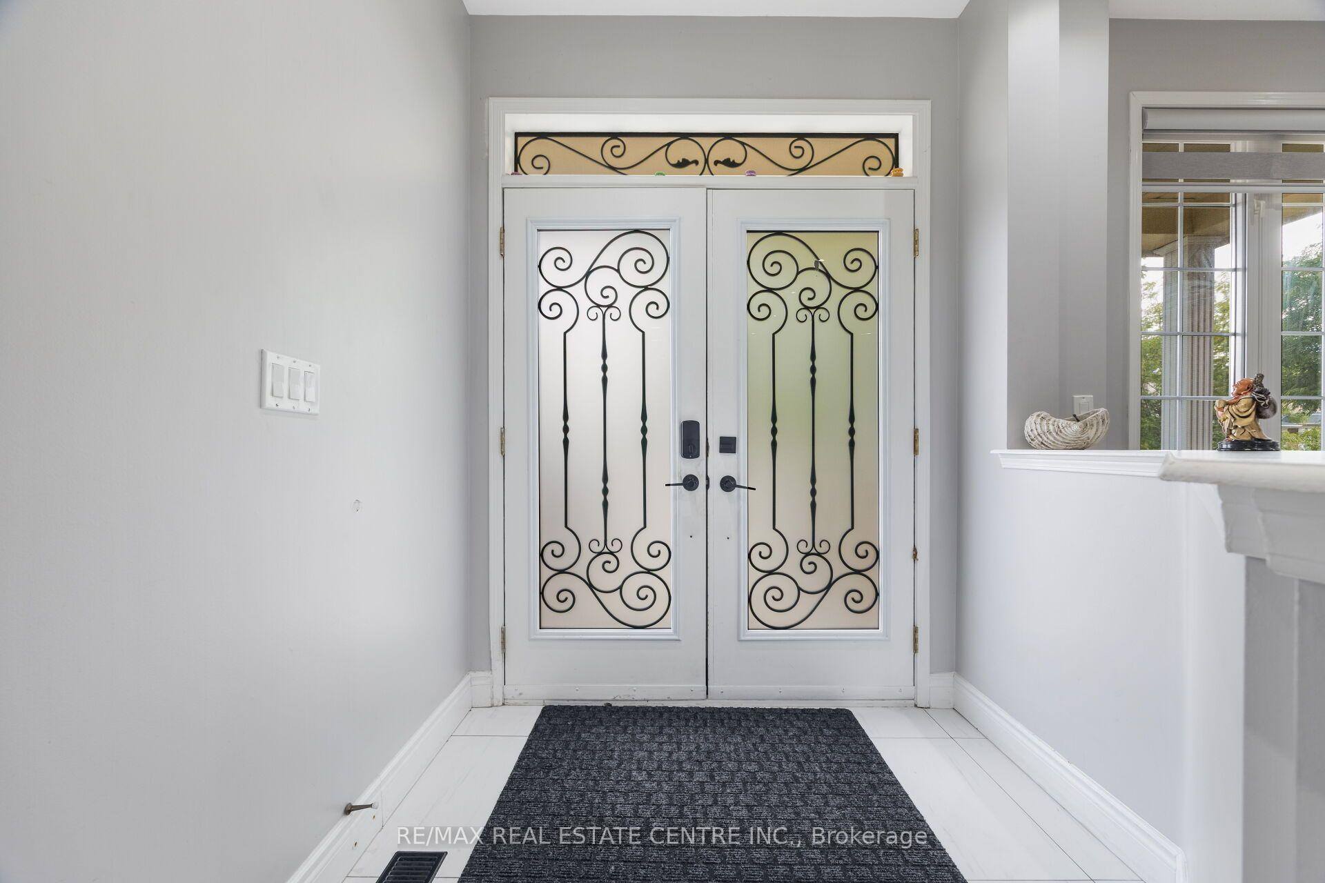 Photo 5 of 54 Lockburn Crescent, Brampton, Fletcher's Meadow — HOMEH